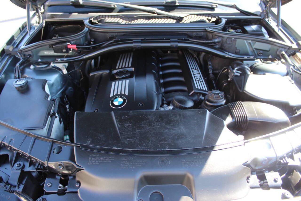 2008 Green BMW X3 3.0si (WBXPC93418W) with an 3.0L L6 DOHC 24V engine, Automatic 6-Speed transmission, located at 4301 NW 39th , Oklahoma City, OK, 73112, (405) 949-5600, 35.512135, -97.598671 - NO DRIVERS LICENCE -NO FULL COVERAGE INSURANCE - NO CREDIT CHECK. COME ON OVER TO SUPERSPORTS, TAKE A LOOK AND TEST DRIVE. PLEASE GIVE US A CALL AT (405) 949-5600. NO LICENCIA DE CONDUCIR - NO SEGURO DE COBERTURA TOTAL - NO VERIFICACION DE CREDITO. VISITENOS EN SUPERSPORTS, MIRE NUESTRO - Photo#6