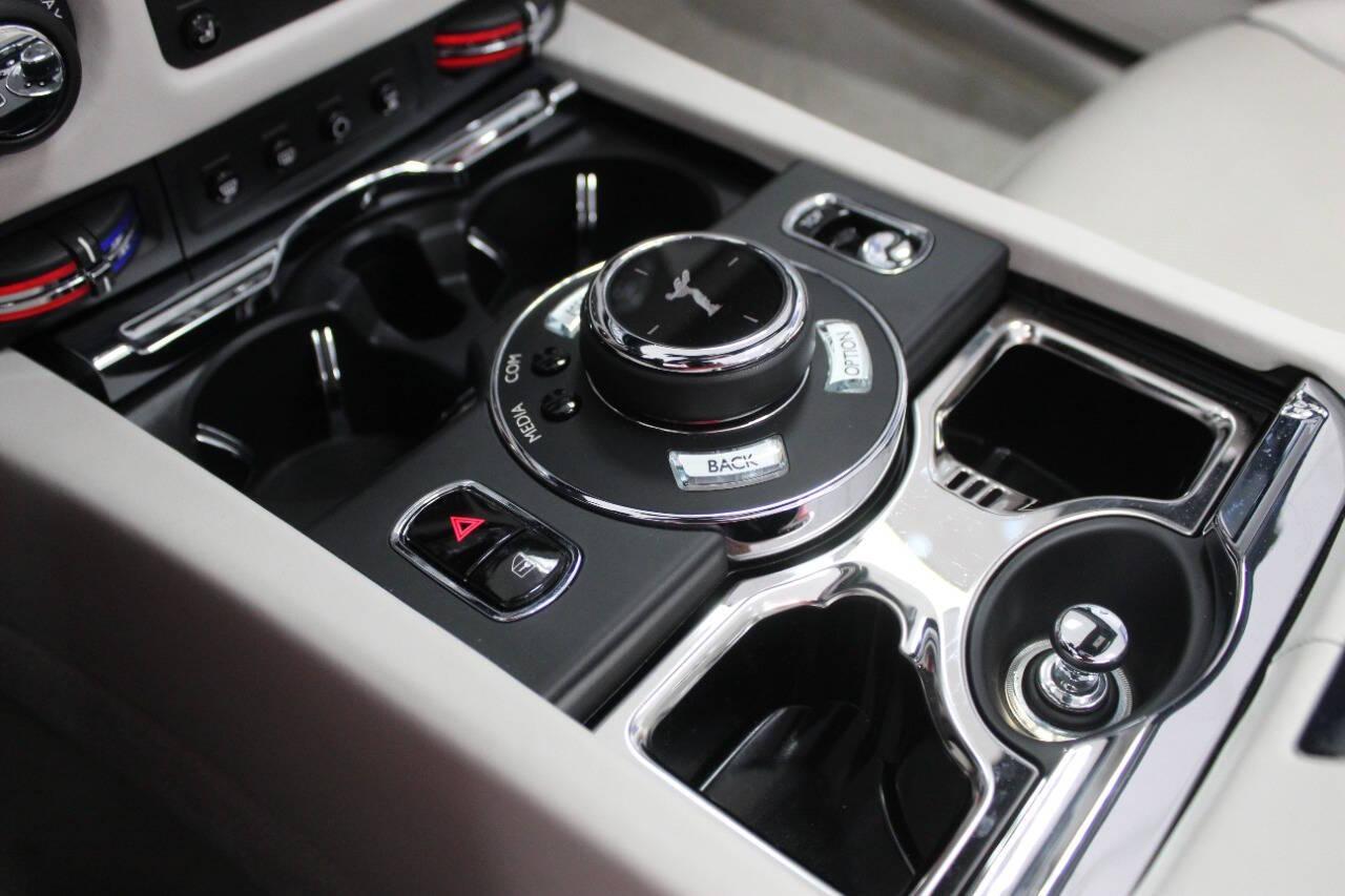 2019 White Rolls-Royce Dawn Base (SCA666D58KU) with an 6.6L V12 engine, 8A transmission, located at 4301 NW 39th , Oklahoma City, OK, 73112, (405) 949-5600, 35.512135, -97.598671 - small chip on windshield. PERSONAL VEHICLE LAST FEW YEARS. it's one of a MY few possessions that are considered toys looks and drives brand new its a must see. I own dealerships and finance companies here in Oklahoma. I have 27 years of experience buying and selling all makes and models of v - Photo#18