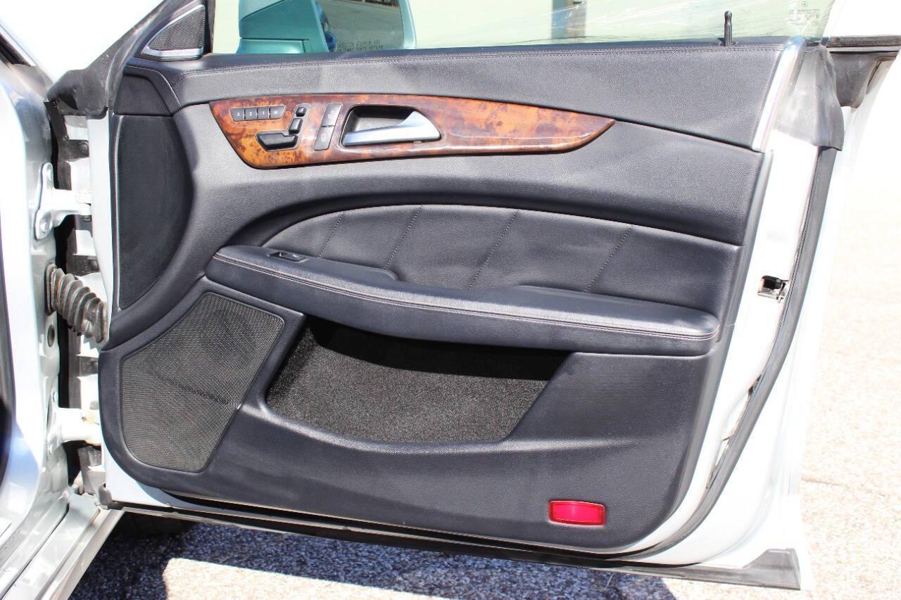 2014 Black Mercedes-Benz CLS CLS550 4MATIC (WDDLJ9BB8EA) with an 4.7L Twin Turbo V8 402hp 443ft. lbs. 4.7L V8 engine, Automatic 7-Speed transmission, located at 4301 NW 39th , Oklahoma City, OK, 73112, (405) 949-5600, 35.512135, -97.598671 - Photo#6