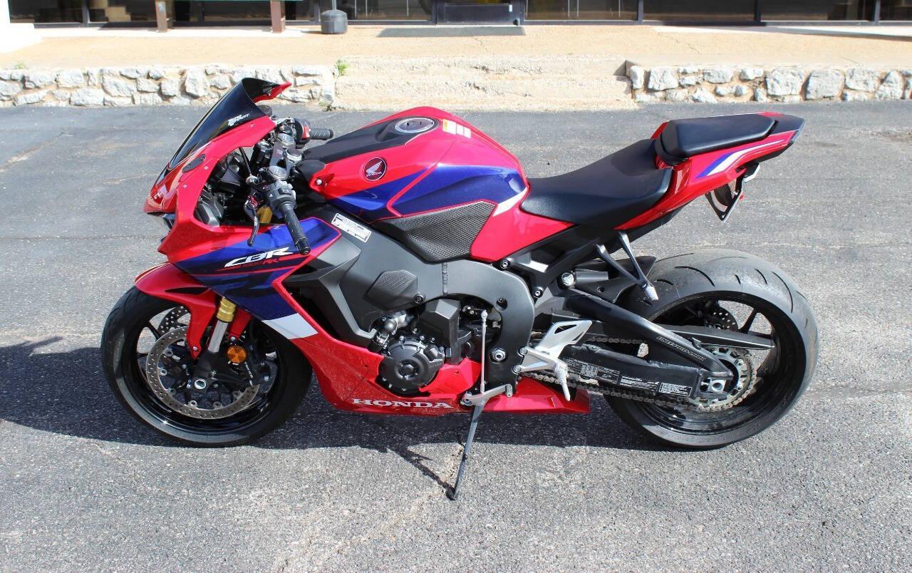 2023 Red Honda CBR 1000 RR - (JH2SC7755PK) with an 1000cc Unspecified engine, Manual 6-Speed transmission, located at 4301 NW 39th , Oklahoma City, OK, 73112, (405) 949-5600, 35.512135, -97.598671 - NO DRIVERS LICENCE -NO FULL COVERAGE INSURANCE - NO CREDIT CHECK. COME ON OVER TO SUPERSPORTS, TAKE A LOOK AND TEST DRIVE. PLEASE GIVE US A CALL AT (405) 949-5600. NO LICENCIA DE CONDUCIR - NO SEGURO DE COBERTURA TOTAL - NO VERIFICACION DE CREDITO. VISI - Photo#5
