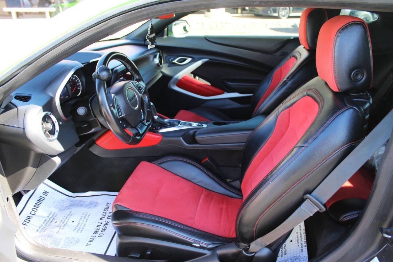 2023 Green Chevrolet Camaro 1SS Coupe (1G1FF1R72P0) with an 6.2L V8 455hp 455ft. lbs. 6.2L V8 engine, Automatic 10-Speed transmission, located at 4301 NW 39th , Oklahoma City, OK, 73112, (405) 949-5600, 35.512135, -97.598671 - NO DRIVERS LICENCE -NO FULL COVERAGE INSURANCE - NO CREDIT CHECK. COME ON OVER TO SUPERSPORTS, TAKE A LOOK AND TEST DRIVE. PLEASE GIVE US A CALL AT (405) 949-5600. NO LICENCIA DE CONDUCIR - NO SEGURO DE COBERTURA TOTAL- NO VERIFICACION DE CREDITO. VISITENOS EN SUPERSPORTS, MIRE N - Photo#17