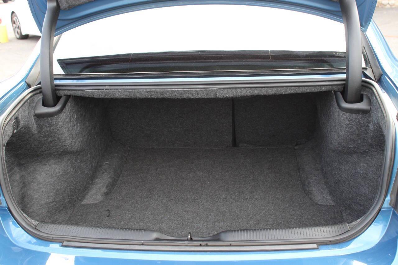 2020 Blue Dodge Charger Scat Pack (2C3CDXGJ1LH) with an HEMI 6.4L V8 485hp 475ft. lbs. 6.4L V8 engine, Automatic 8-Speed transmission, located at 4301 NW 39th , Oklahoma City, OK, 73112, (405) 949-5600, 35.512135, -97.598671 - NO DRIVERS LICENCE -NO FULL COVERAGE INSURANCE - NO CREDIT CHECK. COME ON OVER TO SUPERSPORTS, TAKE A LOOK AND TEST DRIVE. PLEASE GIVE US A CALL AT (405) 949-5600. NO LICENCIA DE CONDUCIR - NO SEGURO DE COBERTURA TOTAL - NO VERIFICACION DE CREDITO. VISITENOS EN SUPERSPORTS, MIRE NUE - Photo#12