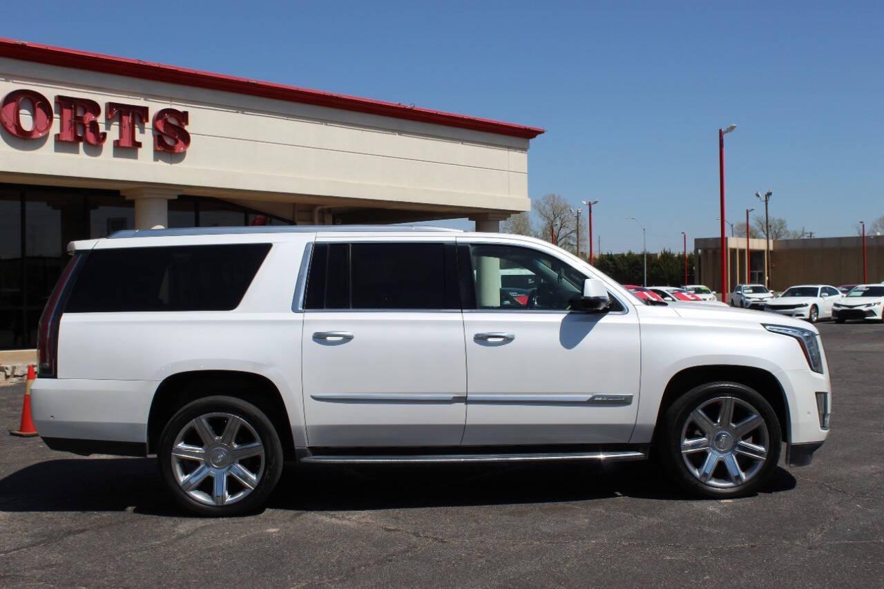 2018 White Cadillac Escalade ESV ESV Luxury 4WD (1GYS4HKJXJR) with an EcoTec3 6.2L V8 420hp 460ft. lbs. 6.2L V8 engine, Automatic 10-Speed transmission, located at 4301 NW 39th , Oklahoma City, OK, 73112, (405) 949-5600, 35.512135, -97.598671 - NO DRIVERS LICENCE -NO FULL COVERAGE INSURANCE - NO CREDIT CHECK. COME ON OVER TO SUPERSPORTS, TAKE A LOOK AND TEST DRIVE. PLEASE GIVE US A CALL AT (405) 949-5600. NO LICENCIA DE CONDUCIR - NO SEGURO DE COBERTURA TOTAL - NO VERIFICACION DE CREDITO. VISITENOS EN SUPERSPORTS, MIRE NUE - Photo#2
