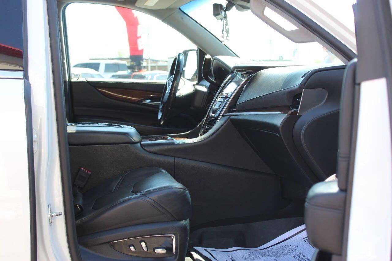 2018 White Cadillac Escalade ESV ESV Luxury 4WD (1GYS4HKJXJR) with an EcoTec3 6.2L V8 420hp 460ft. lbs. 6.2L V8 engine, Automatic 10-Speed transmission, located at 4301 NW 39th , Oklahoma City, OK, 73112, (405) 949-5600, 35.512135, -97.598671 - NO DRIVERS LICENCE -NO FULL COVERAGE INSURANCE - NO CREDIT CHECK. COME ON OVER TO SUPERSPORTS, TAKE A LOOK AND TEST DRIVE. PLEASE GIVE US A CALL AT (405) 949-5600. NO LICENCIA DE CONDUCIR - NO SEGURO DE COBERTURA TOTAL - NO VERIFICACION DE CREDITO. VISITENOS EN SUPERSPORTS, MIRE NUE - Photo#7