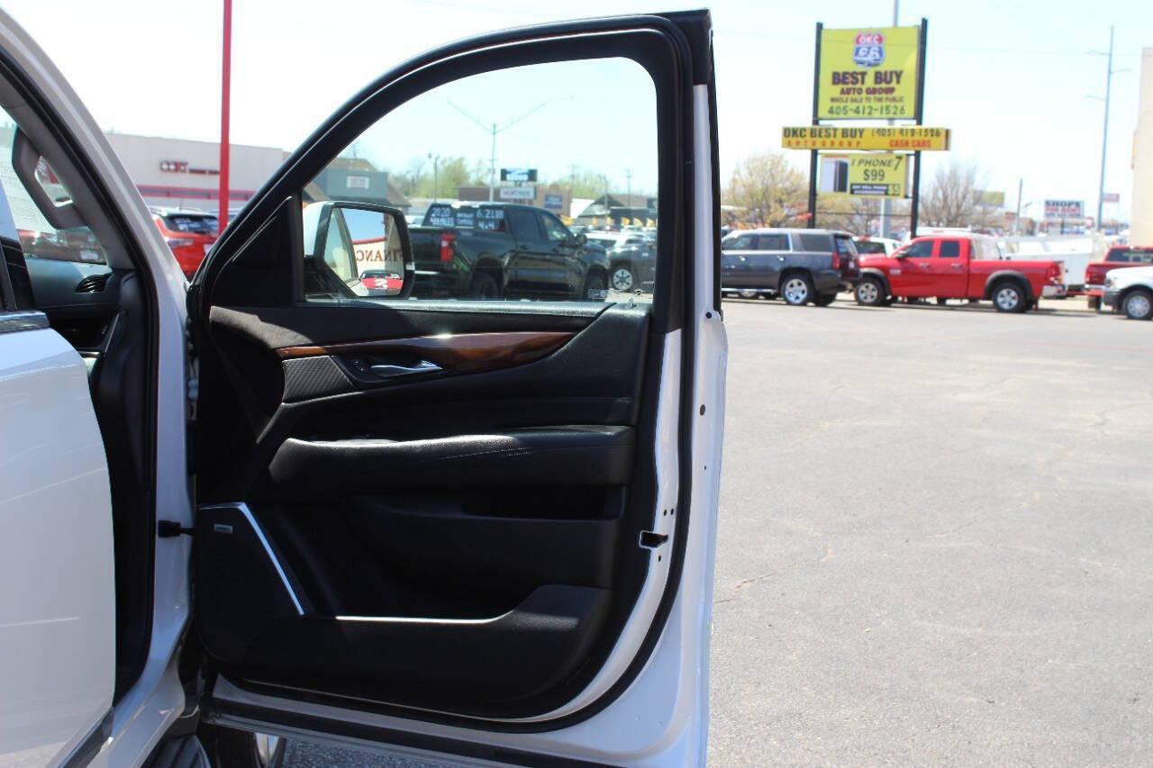 2018 White Cadillac Escalade ESV ESV Luxury 4WD (1GYS4HKJXJR) with an EcoTec3 6.2L V8 420hp 460ft. lbs. 6.2L V8 engine, Automatic 10-Speed transmission, located at 4301 NW 39th , Oklahoma City, OK, 73112, (405) 949-5600, 35.512135, -97.598671 - NO DRIVERS LICENCE -NO FULL COVERAGE INSURANCE - NO CREDIT CHECK. COME ON OVER TO SUPERSPORTS, TAKE A LOOK AND TEST DRIVE. PLEASE GIVE US A CALL AT (405) 949-5600. NO LICENCIA DE CONDUCIR - NO SEGURO DE COBERTURA TOTAL - NO VERIFICACION DE CREDITO. VISITENOS EN SUPERSPORTS, MIRE NUE - Photo#8