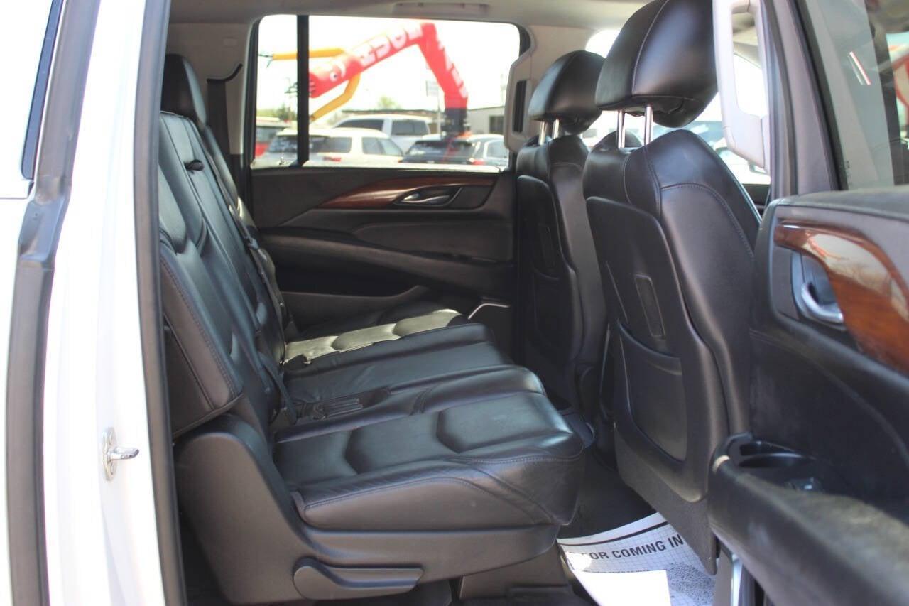 2018 White Cadillac Escalade ESV ESV Luxury 4WD (1GYS4HKJXJR) with an EcoTec3 6.2L V8 420hp 460ft. lbs. 6.2L V8 engine, Automatic 10-Speed transmission, located at 4301 NW 39th , Oklahoma City, OK, 73112, (405) 949-5600, 35.512135, -97.598671 - NO DRIVERS LICENCE -NO FULL COVERAGE INSURANCE - NO CREDIT CHECK. COME ON OVER TO SUPERSPORTS, TAKE A LOOK AND TEST DRIVE. PLEASE GIVE US A CALL AT (405) 949-5600. NO LICENCIA DE CONDUCIR - NO SEGURO DE COBERTURA TOTAL - NO VERIFICACION DE CREDITO. VISITENOS EN SUPERSPORTS, MIRE NUE - Photo#9