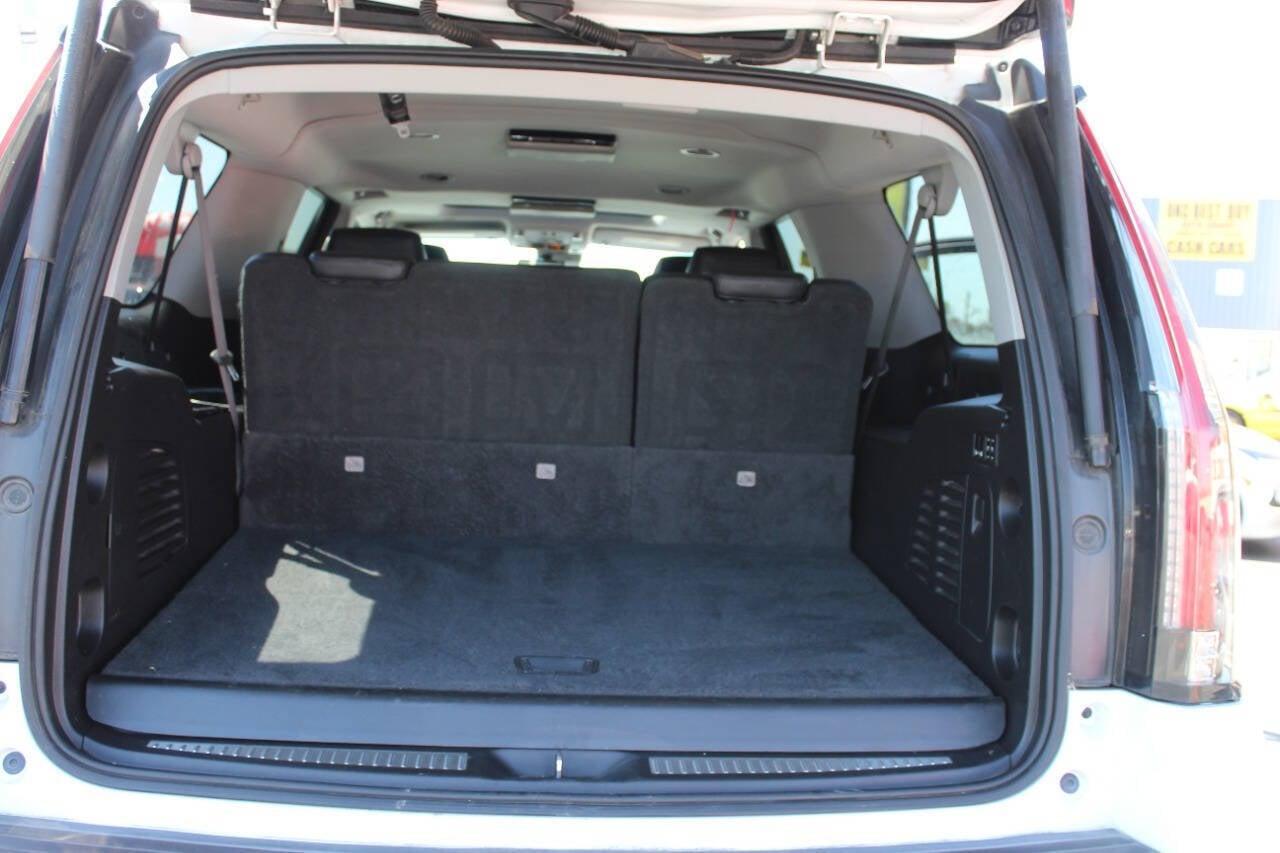 2018 White Cadillac Escalade ESV ESV Luxury 4WD (1GYS4HKJXJR) with an EcoTec3 6.2L V8 420hp 460ft. lbs. 6.2L V8 engine, Automatic 10-Speed transmission, located at 4301 NW 39th , Oklahoma City, OK, 73112, (405) 949-5600, 35.512135, -97.598671 - NO DRIVERS LICENCE -NO FULL COVERAGE INSURANCE - NO CREDIT CHECK. COME ON OVER TO SUPERSPORTS, TAKE A LOOK AND TEST DRIVE. PLEASE GIVE US A CALL AT (405) 949-5600. NO LICENCIA DE CONDUCIR - NO SEGURO DE COBERTURA TOTAL - NO VERIFICACION DE CREDITO. VISITENOS EN SUPERSPORTS, MIRE NUE - Photo#12