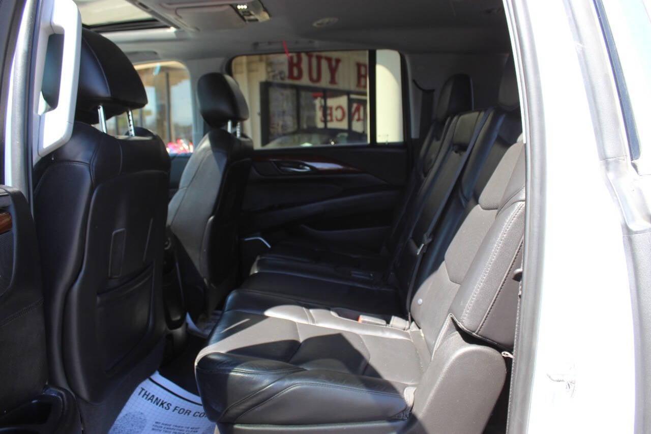 2018 White Cadillac Escalade ESV ESV Luxury 4WD (1GYS4HKJXJR) with an EcoTec3 6.2L V8 420hp 460ft. lbs. 6.2L V8 engine, Automatic 10-Speed transmission, located at 4301 NW 39th , Oklahoma City, OK, 73112, (405) 949-5600, 35.512135, -97.598671 - NO DRIVERS LICENCE -NO FULL COVERAGE INSURANCE - NO CREDIT CHECK. COME ON OVER TO SUPERSPORTS, TAKE A LOOK AND TEST DRIVE. PLEASE GIVE US A CALL AT (405) 949-5600. NO LICENCIA DE CONDUCIR - NO SEGURO DE COBERTURA TOTAL - NO VERIFICACION DE CREDITO. VISITENOS EN SUPERSPORTS, MIRE NUE - Photo#15