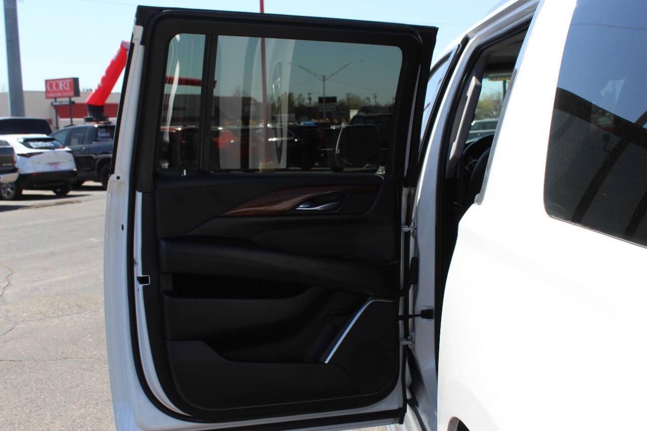 2018 White Cadillac Escalade ESV ESV Luxury 4WD (1GYS4HKJXJR) with an EcoTec3 6.2L V8 420hp 460ft. lbs. 6.2L V8 engine, Automatic 10-Speed transmission, located at 4301 NW 39th , Oklahoma City, OK, 73112, (405) 949-5600, 35.512135, -97.598671 - NO DRIVERS LICENCE -NO FULL COVERAGE INSURANCE - NO CREDIT CHECK. COME ON OVER TO SUPERSPORTS, TAKE A LOOK AND TEST DRIVE. PLEASE GIVE US A CALL AT (405) 949-5600. NO LICENCIA DE CONDUCIR - NO SEGURO DE COBERTURA TOTAL - NO VERIFICACION DE CREDITO. VISITENOS EN SUPERSPORTS, MIRE NUE - Photo#16