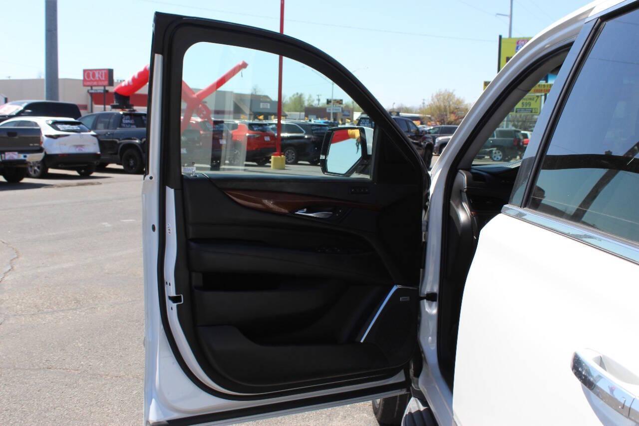2018 White Cadillac Escalade ESV ESV Luxury 4WD (1GYS4HKJXJR) with an EcoTec3 6.2L V8 420hp 460ft. lbs. 6.2L V8 engine, Automatic 10-Speed transmission, located at 4301 NW 39th , Oklahoma City, OK, 73112, (405) 949-5600, 35.512135, -97.598671 - NO DRIVERS LICENCE -NO FULL COVERAGE INSURANCE - NO CREDIT CHECK. COME ON OVER TO SUPERSPORTS, TAKE A LOOK AND TEST DRIVE. PLEASE GIVE US A CALL AT (405) 949-5600. NO LICENCIA DE CONDUCIR - NO SEGURO DE COBERTURA TOTAL - NO VERIFICACION DE CREDITO. VISITENOS EN SUPERSPORTS, MIRE NUE - Photo#18