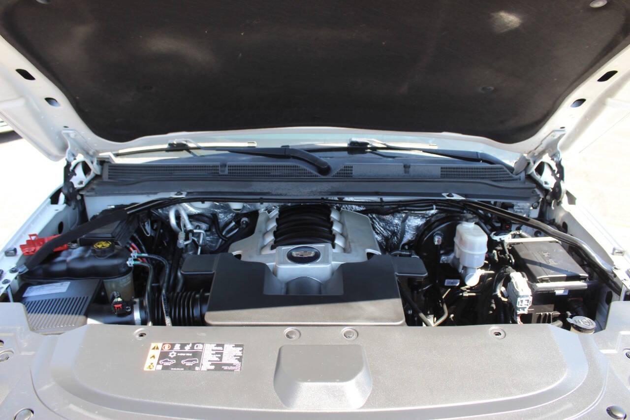 2018 White Cadillac Escalade ESV ESV Luxury 4WD (1GYS4HKJXJR) with an EcoTec3 6.2L V8 420hp 460ft. lbs. 6.2L V8 engine, Automatic 10-Speed transmission, located at 4301 NW 39th , Oklahoma City, OK, 73112, (405) 949-5600, 35.512135, -97.598671 - NO DRIVERS LICENCE -NO FULL COVERAGE INSURANCE - NO CREDIT CHECK. COME ON OVER TO SUPERSPORTS, TAKE A LOOK AND TEST DRIVE. PLEASE GIVE US A CALL AT (405) 949-5600. NO LICENCIA DE CONDUCIR - NO SEGURO DE COBERTURA TOTAL - NO VERIFICACION DE CREDITO. VISITENOS EN SUPERSPORTS, MIRE NUE - Photo#21