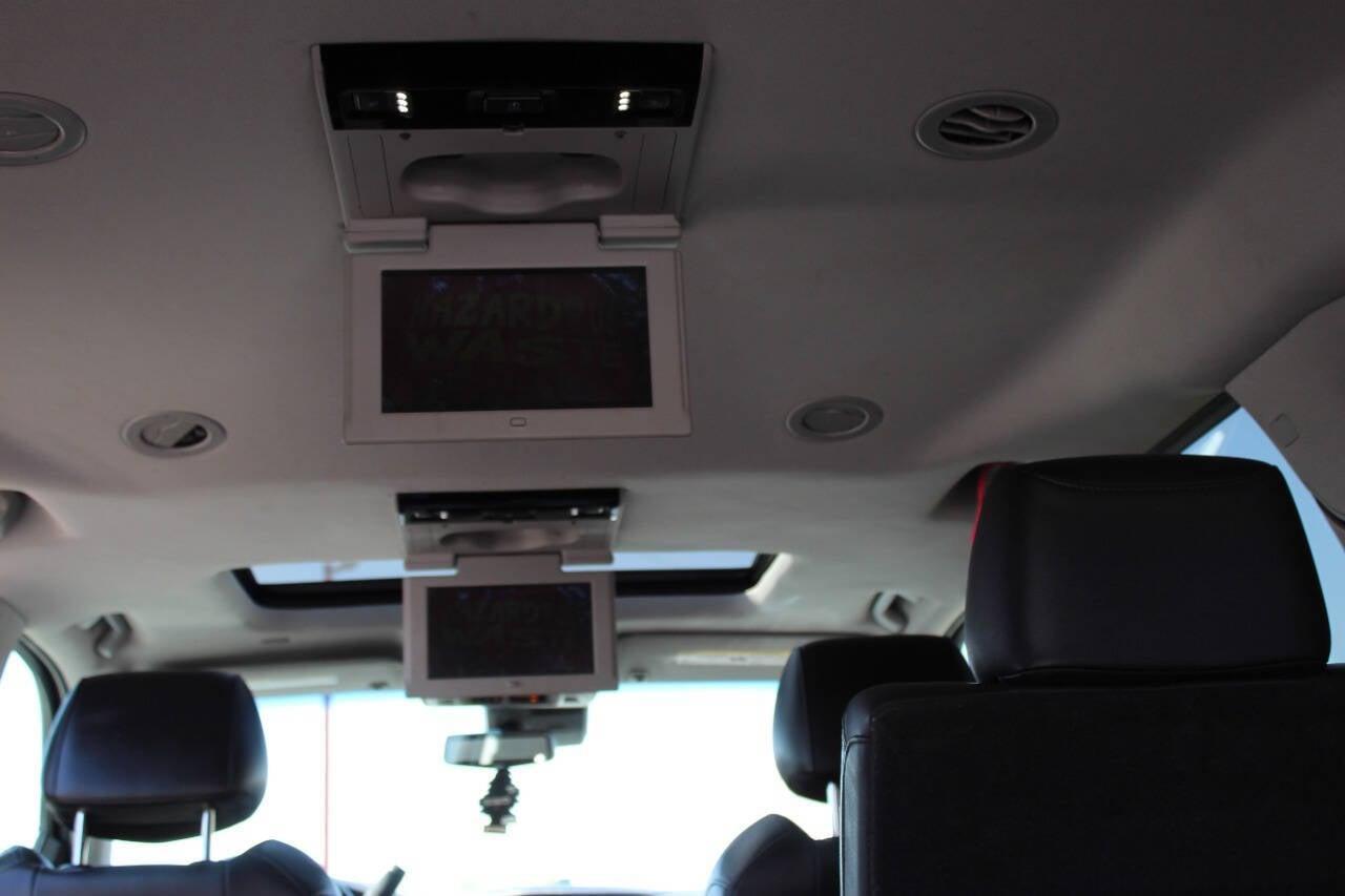 2018 White Cadillac Escalade ESV ESV Luxury 4WD (1GYS4HKJXJR) with an EcoTec3 6.2L V8 420hp 460ft. lbs. 6.2L V8 engine, Automatic 10-Speed transmission, located at 4301 NW 39th , Oklahoma City, OK, 73112, (405) 949-5600, 35.512135, -97.598671 - NO DRIVERS LICENCE -NO FULL COVERAGE INSURANCE - NO CREDIT CHECK. COME ON OVER TO SUPERSPORTS, TAKE A LOOK AND TEST DRIVE. PLEASE GIVE US A CALL AT (405) 949-5600. NO LICENCIA DE CONDUCIR - NO SEGURO DE COBERTURA TOTAL - NO VERIFICACION DE CREDITO. VISITENOS EN SUPERSPORTS, MIRE NUE - Photo#23