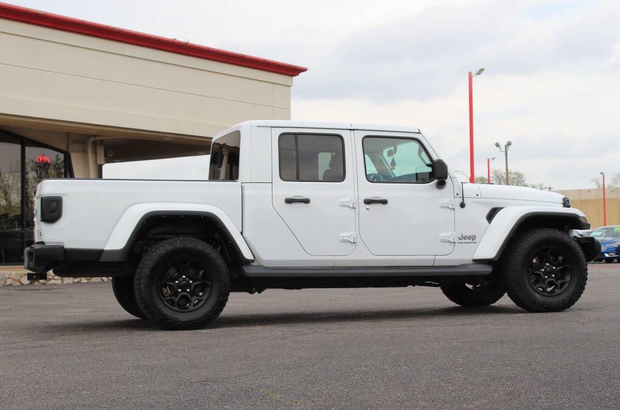 2023 White Jeep Gladiator Overland (1C6HJTFG9PL) with an 3.6L V6 285hp 260ft. lbs. 3.6L V6 engine, Automatic 8-Speed transmission, located at 4301 NW 39th , Oklahoma City, OK, 73112, (405) 949-5600, 35.512135, -97.598671 - NO DRIVERS LICENCE -NO FULL COVERAGE INSURANCE - NO CREDIT CHECK. COME ON OVER TO SUPERSPORTS, TAKE A LOOK AND TEST DRIVE. PLEASE GIVE US A CALL AT (405) 949-5600. NO LICENCIA DE CONDUCIR - NO SEGURO DE COBERTURA TOTAL - NO VERIFICACION DE CREDITO. VISITENOS EN SUPERSPORTS, MIRE NUEST - Photo#2