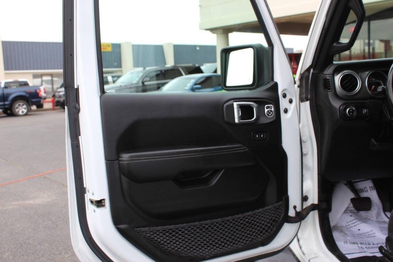 2023 White Jeep Gladiator Overland (1C6HJTFG9PL) with an 3.6L V6 285hp 260ft. lbs. 3.6L V6 engine, Automatic 8-Speed transmission, located at 4301 NW 39th , Oklahoma City, OK, 73112, (405) 949-5600, 35.512135, -97.598671 - NO DRIVERS LICENCE -NO FULL COVERAGE INSURANCE - NO CREDIT CHECK. COME ON OVER TO SUPERSPORTS, TAKE A LOOK AND TEST DRIVE. PLEASE GIVE US A CALL AT (405) 949-5600. NO LICENCIA DE CONDUCIR - NO SEGURO DE COBERTURA TOTAL - NO VERIFICACION DE CREDITO. VISITENOS EN SUPERSPORTS, MIRE NUEST - Photo#7