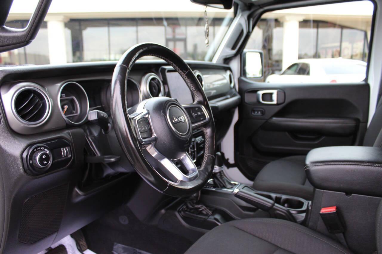 2023 White Jeep Gladiator Overland (1C6HJTFG9PL) with an 3.6L V6 285hp 260ft. lbs. 3.6L V6 engine, Automatic 8-Speed transmission, located at 4301 NW 39th , Oklahoma City, OK, 73112, (405) 949-5600, 35.512135, -97.598671 - NO DRIVERS LICENCE -NO FULL COVERAGE INSURANCE - NO CREDIT CHECK. COME ON OVER TO SUPERSPORTS, TAKE A LOOK AND TEST DRIVE. PLEASE GIVE US A CALL AT (405) 949-5600. NO LICENCIA DE CONDUCIR - NO SEGURO DE COBERTURA TOTAL - NO VERIFICACION DE CREDITO. VISITENOS EN SUPERSPORTS, MIRE NUEST - Photo#8