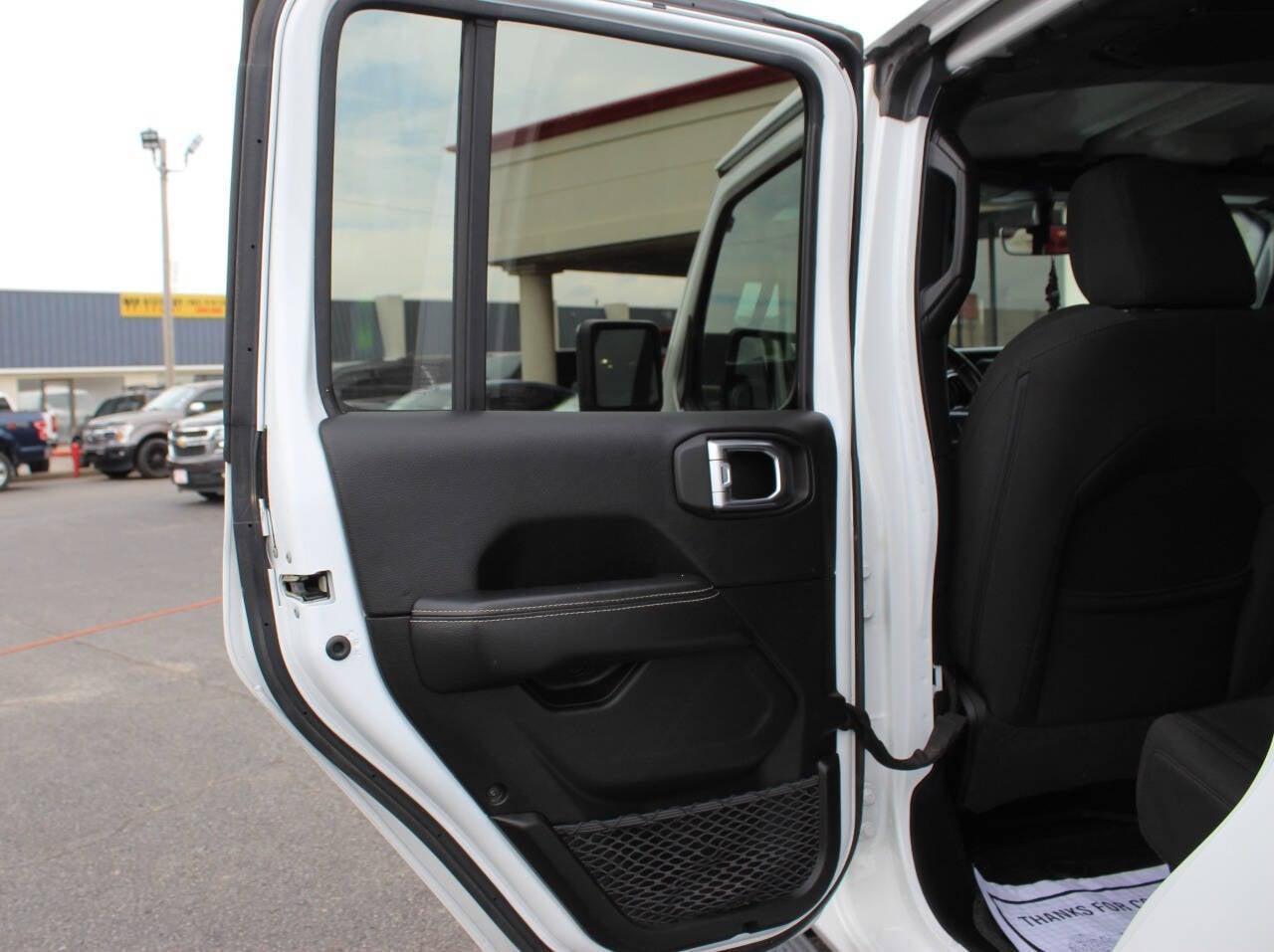 2023 White Jeep Gladiator Overland (1C6HJTFG9PL) with an 3.6L V6 285hp 260ft. lbs. 3.6L V6 engine, Automatic 8-Speed transmission, located at 4301 NW 39th , Oklahoma City, OK, 73112, (405) 949-5600, 35.512135, -97.598671 - NO DRIVERS LICENCE -NO FULL COVERAGE INSURANCE - NO CREDIT CHECK. COME ON OVER TO SUPERSPORTS, TAKE A LOOK AND TEST DRIVE. PLEASE GIVE US A CALL AT (405) 949-5600. NO LICENCIA DE CONDUCIR - NO SEGURO DE COBERTURA TOTAL - NO VERIFICACION DE CREDITO. VISITENOS EN SUPERSPORTS, MIRE NUEST - Photo#9