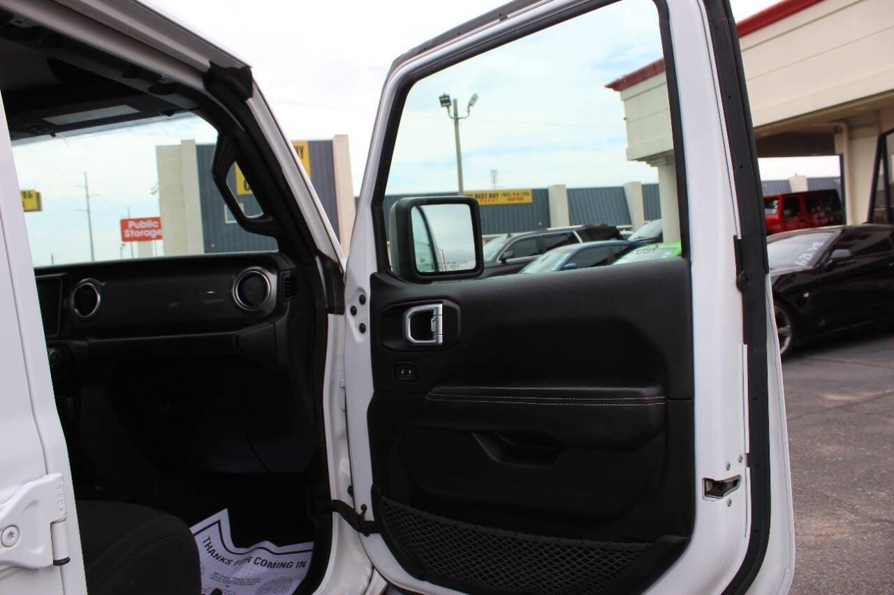 2023 White Jeep Gladiator Overland (1C6HJTFG9PL) with an 3.6L V6 285hp 260ft. lbs. 3.6L V6 engine, Automatic 8-Speed transmission, located at 4301 NW 39th , Oklahoma City, OK, 73112, (405) 949-5600, 35.512135, -97.598671 - NO DRIVERS LICENCE -NO FULL COVERAGE INSURANCE - NO CREDIT CHECK. COME ON OVER TO SUPERSPORTS, TAKE A LOOK AND TEST DRIVE. PLEASE GIVE US A CALL AT (405) 949-5600. NO LICENCIA DE CONDUCIR - NO SEGURO DE COBERTURA TOTAL - NO VERIFICACION DE CREDITO. VISITENOS EN SUPERSPORTS, MIRE NUEST - Photo#15