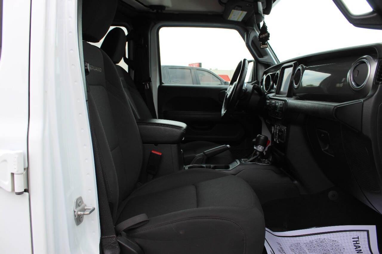 2023 White Jeep Gladiator Overland (1C6HJTFG9PL) with an 3.6L V6 285hp 260ft. lbs. 3.6L V6 engine, Automatic 8-Speed transmission, located at 4301 NW 39th , Oklahoma City, OK, 73112, (405) 949-5600, 35.512135, -97.598671 - NO DRIVERS LICENCE -NO FULL COVERAGE INSURANCE - NO CREDIT CHECK. COME ON OVER TO SUPERSPORTS, TAKE A LOOK AND TEST DRIVE. PLEASE GIVE US A CALL AT (405) 949-5600. NO LICENCIA DE CONDUCIR - NO SEGURO DE COBERTURA TOTAL - NO VERIFICACION DE CREDITO. VISITENOS EN SUPERSPORTS, MIRE NUEST - Photo#16