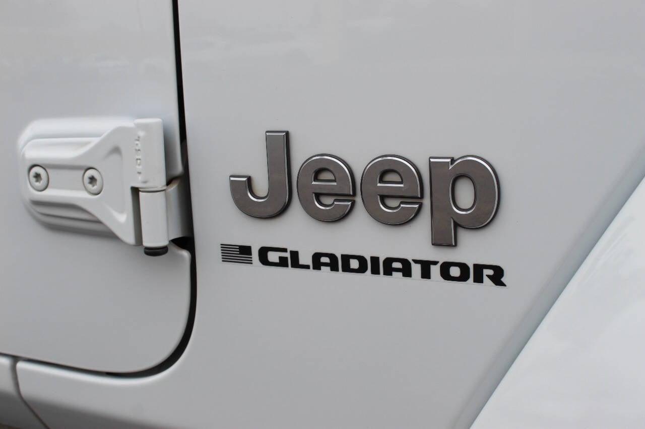 2023 White Jeep Gladiator Overland (1C6HJTFG9PL) with an 3.6L V6 285hp 260ft. lbs. 3.6L V6 engine, Automatic 8-Speed transmission, located at 4301 NW 39th , Oklahoma City, OK, 73112, (405) 949-5600, 35.512135, -97.598671 - NO DRIVERS LICENCE -NO FULL COVERAGE INSURANCE - NO CREDIT CHECK. COME ON OVER TO SUPERSPORTS, TAKE A LOOK AND TEST DRIVE. PLEASE GIVE US A CALL AT (405) 949-5600. NO LICENCIA DE CONDUCIR - NO SEGURO DE COBERTURA TOTAL - NO VERIFICACION DE CREDITO. VISITENOS EN SUPERSPORTS, MIRE NUEST - Photo#18