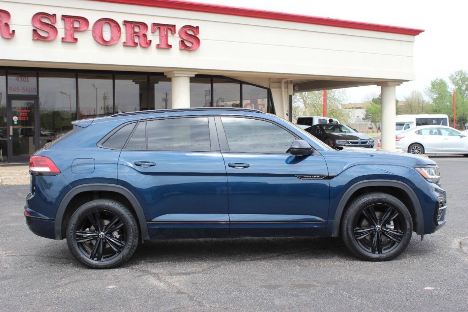 2022 Blue Volkswagen Atlas Cross Sport SEL R-Line 4MOTION (1V2AE2CA9NC) with an 3.6L V6 276hp 266ft. lbs. 3.6L V6 engine, Automatic 8-Speed transmission, located at 4301 NW 39th , Oklahoma City, OK, 73112, (405) 949-5600, 35.512135, -97.598671 - Hablamos espanol. SPEND SMART --- BUY FROM SUPER SPORTS. ALL PRICES, DOWN PAYMENTS, PAYMENTS, AND FINANCE TERMS ARE NEGOTIABLE AT THE TIME OF APPROVAL. WE WILL WORK WITH YOU TO FIT YOUR BUDGET. WE WILL EVEN LOWER AND ADJUST THE NUMBERS TO HELP MAKE THE VEHICLE MORE AFFORDABLE FOR YOU.- Photo#2