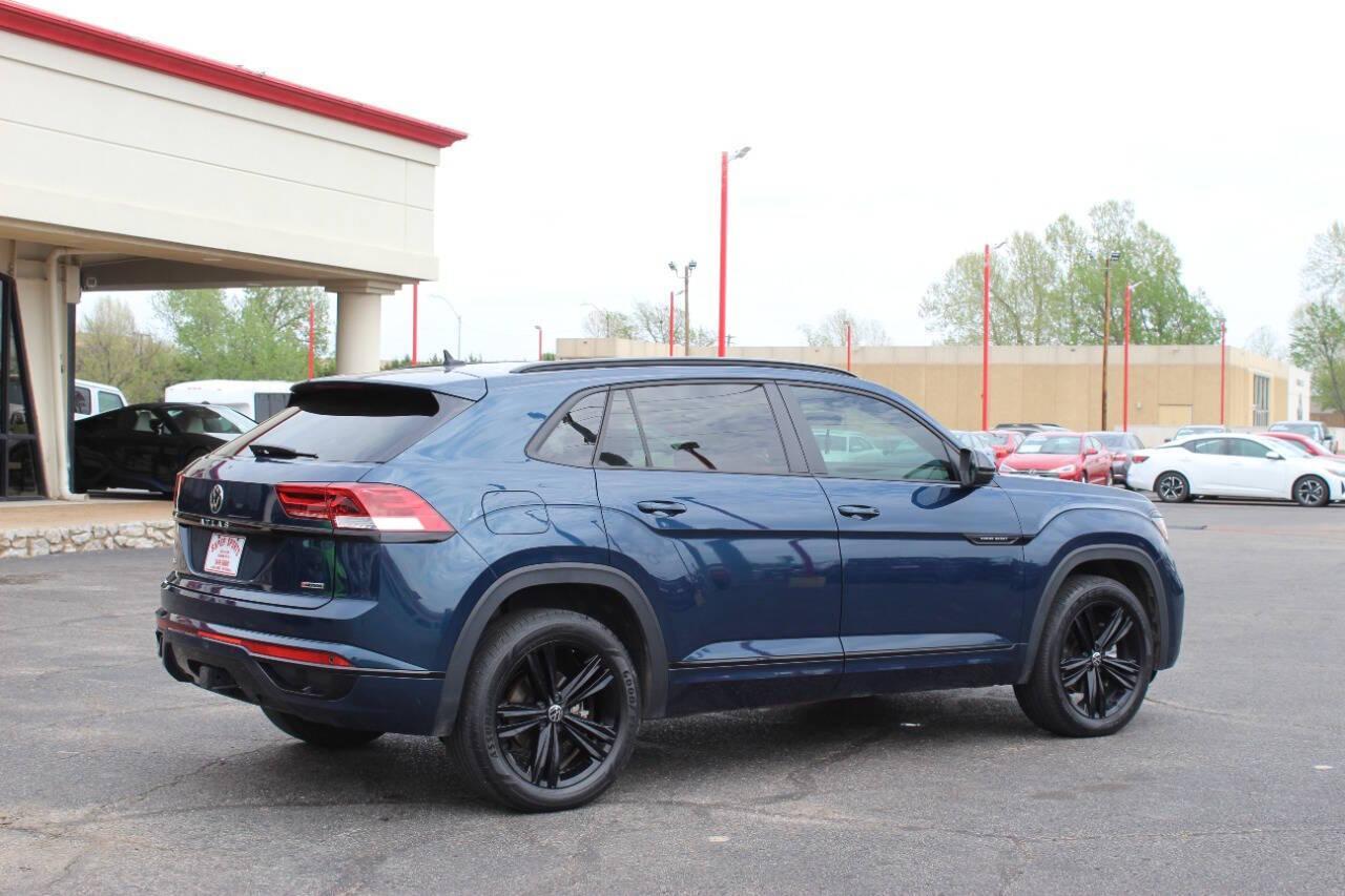 2022 Blue Volkswagen Atlas Cross Sport SEL R-Line 4MOTION (1V2AE2CA9NC) with an 3.6L V6 276hp 266ft. lbs. 3.6L V6 engine, Automatic 8-Speed transmission, located at 4301 NW 39th , Oklahoma City, OK, 73112, (405) 949-5600, 35.512135, -97.598671 - NO DRIVERS LICENCE -NO FULL COVERAGE INSURANCE - NO CREDIT CHECK. COME ON OVER TO SUPERSPORTS, TAKE A LOOK AND TEST DRIVE. PLEASE GIVE US A CALL AT (405) 949-5600. NO LICENCIA DE CONDUCIR - NO SEGURO DE COBERTURA TOTAL - NO VERIFICACION DE CREDITO. VISITENOS EN SUPERSPORTS, MIRE NUESTRO - Photo#3
