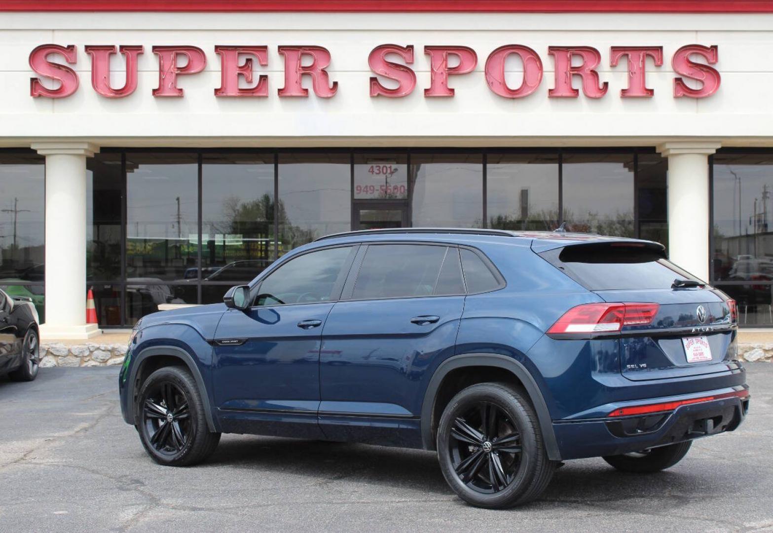 2022 Blue Volkswagen Atlas Cross Sport SEL R-Line 4MOTION (1V2AE2CA9NC) with an 3.6L V6 276hp 266ft. lbs. 3.6L V6 engine, Automatic 8-Speed transmission, located at 4301 NW 39th , Oklahoma City, OK, 73112, (405) 949-5600, 35.512135, -97.598671 - Hablamos espanol. SPEND SMART --- BUY FROM SUPER SPORTS. ALL PRICES, DOWN PAYMENTS, PAYMENTS, AND FINANCE TERMS ARE NEGOTIABLE AT THE TIME OF APPROVAL. WE WILL WORK WITH YOU TO FIT YOUR BUDGET. WE WILL EVEN LOWER AND ADJUST THE NUMBERS TO HELP MAKE THE VEHICLE MORE AFFORDABLE FOR YOU.- Photo#5