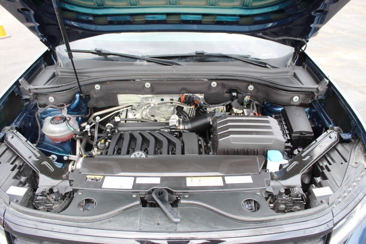 2022 Blue Volkswagen Atlas Cross Sport SEL R-Line 4MOTION (1V2AE2CA9NC) with an 3.6L V6 276hp 266ft. lbs. 3.6L V6 engine, Automatic 8-Speed transmission, located at 4301 NW 39th , Oklahoma City, OK, 73112, (405) 949-5600, 35.512135, -97.598671 - NO DRIVERS LICENCE -NO FULL COVERAGE INSURANCE - NO CREDIT CHECK. COME ON OVER TO SUPERSPORTS, TAKE A LOOK AND TEST DRIVE. PLEASE GIVE US A CALL AT (405) 949-5600. NO LICENCIA DE CONDUCIR - NO SEGURO DE COBERTURA TOTAL - NO VERIFICACION DE CREDITO. VISITENOS EN SUPERSPORTS, MIRE NUESTRO - Photo#8