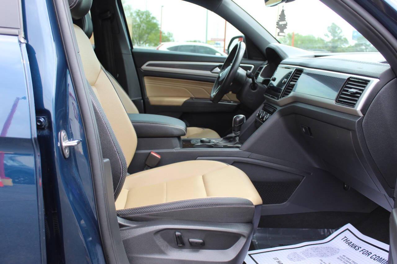 2022 Blue Volkswagen Atlas Cross Sport SEL R-Line 4MOTION (1V2AE2CA9NC) with an 3.6L V6 276hp 266ft. lbs. 3.6L V6 engine, Automatic 8-Speed transmission, located at 4301 NW 39th , Oklahoma City, OK, 73112, (405) 949-5600, 35.512135, -97.598671 - NO DRIVERS LICENCE -NO FULL COVERAGE INSURANCE - NO CREDIT CHECK. COME ON OVER TO SUPERSPORTS, TAKE A LOOK AND TEST DRIVE. PLEASE GIVE US A CALL AT (405) 949-5600. NO LICENCIA DE CONDUCIR - NO SEGURO DE COBERTURA TOTAL - NO VERIFICACION DE CREDITO. VISITENOS EN SUPERSPORTS, MIRE NUESTRO - Photo#9