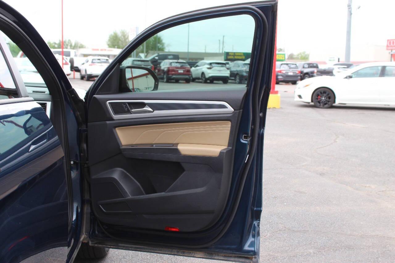 2022 Blue Volkswagen Atlas Cross Sport SEL R-Line 4MOTION (1V2AE2CA9NC) with an 3.6L V6 276hp 266ft. lbs. 3.6L V6 engine, Automatic 8-Speed transmission, located at 4301 NW 39th , Oklahoma City, OK, 73112, (405) 949-5600, 35.512135, -97.598671 - NO DRIVERS LICENCE -NO FULL COVERAGE INSURANCE - NO CREDIT CHECK. COME ON OVER TO SUPERSPORTS, TAKE A LOOK AND TEST DRIVE. PLEASE GIVE US A CALL AT (405) 949-5600. NO LICENCIA DE CONDUCIR - NO SEGURO DE COBERTURA TOTAL - NO VERIFICACION DE CREDITO. VISITENOS EN SUPERSPORTS, MIRE NUESTRO - Photo#10