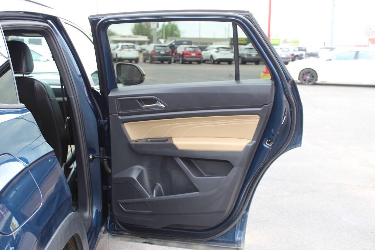 2022 Blue Volkswagen Atlas Cross Sport SEL R-Line 4MOTION (1V2AE2CA9NC) with an 3.6L V6 276hp 266ft. lbs. 3.6L V6 engine, Automatic 8-Speed transmission, located at 4301 NW 39th , Oklahoma City, OK, 73112, (405) 949-5600, 35.512135, -97.598671 - NO DRIVERS LICENCE -NO FULL COVERAGE INSURANCE - NO CREDIT CHECK. COME ON OVER TO SUPERSPORTS, TAKE A LOOK AND TEST DRIVE. PLEASE GIVE US A CALL AT (405) 949-5600. NO LICENCIA DE CONDUCIR - NO SEGURO DE COBERTURA TOTAL - NO VERIFICACION DE CREDITO. VISITENOS EN SUPERSPORTS, MIRE NUESTRO - Photo#12