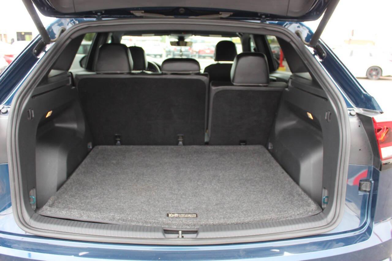 2022 Blue Volkswagen Atlas Cross Sport SEL R-Line 4MOTION (1V2AE2CA9NC) with an 3.6L V6 276hp 266ft. lbs. 3.6L V6 engine, Automatic 8-Speed transmission, located at 4301 NW 39th , Oklahoma City, OK, 73112, (405) 949-5600, 35.512135, -97.598671 - NO DRIVERS LICENCE -NO FULL COVERAGE INSURANCE - NO CREDIT CHECK. COME ON OVER TO SUPERSPORTS, TAKE A LOOK AND TEST DRIVE. PLEASE GIVE US A CALL AT (405) 949-5600. NO LICENCIA DE CONDUCIR - NO SEGURO DE COBERTURA TOTAL - NO VERIFICACION DE CREDITO. VISITENOS EN SUPERSPORTS, MIRE NUESTRO - Photo#13