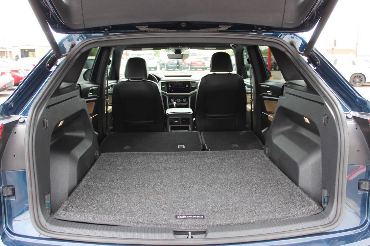 2022 Blue Volkswagen Atlas Cross Sport SEL R-Line 4MOTION (1V2AE2CA9NC) with an 3.6L V6 276hp 266ft. lbs. 3.6L V6 engine, Automatic 8-Speed transmission, located at 4301 NW 39th , Oklahoma City, OK, 73112, (405) 949-5600, 35.512135, -97.598671 - NO DRIVERS LICENCE -NO FULL COVERAGE INSURANCE - NO CREDIT CHECK. COME ON OVER TO SUPERSPORTS, TAKE A LOOK AND TEST DRIVE. PLEASE GIVE US A CALL AT (405) 949-5600. NO LICENCIA DE CONDUCIR - NO SEGURO DE COBERTURA TOTAL - NO VERIFICACION DE CREDITO. VISITENOS EN SUPERSPORTS, MIRE NUESTRO - Photo#14