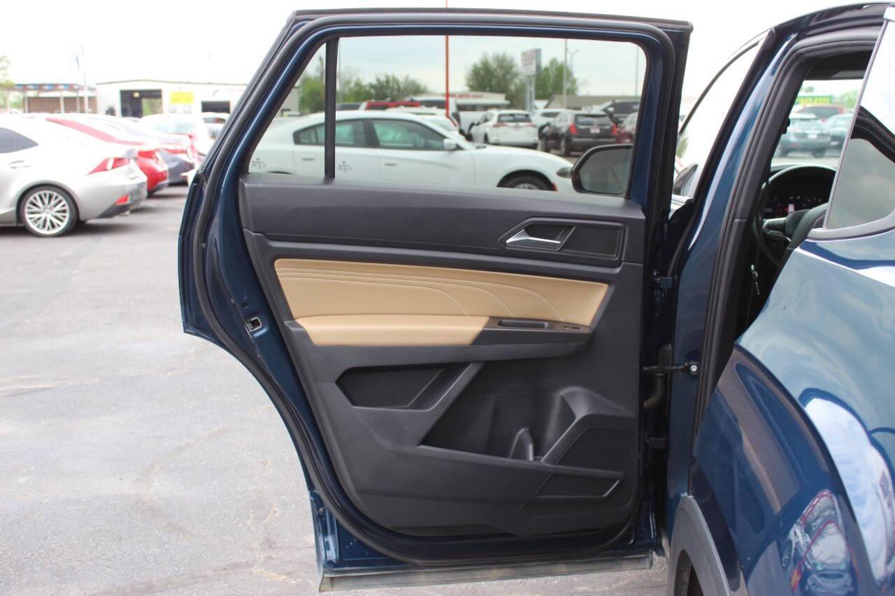 2022 Blue Volkswagen Atlas Cross Sport SEL R-Line 4MOTION (1V2AE2CA9NC) with an 3.6L V6 276hp 266ft. lbs. 3.6L V6 engine, Automatic 8-Speed transmission, located at 4301 NW 39th , Oklahoma City, OK, 73112, (405) 949-5600, 35.512135, -97.598671 - NO DRIVERS LICENCE -NO FULL COVERAGE INSURANCE - NO CREDIT CHECK. COME ON OVER TO SUPERSPORTS, TAKE A LOOK AND TEST DRIVE. PLEASE GIVE US A CALL AT (405) 949-5600. NO LICENCIA DE CONDUCIR - NO SEGURO DE COBERTURA TOTAL - NO VERIFICACION DE CREDITO. VISITENOS EN SUPERSPORTS, MIRE NUESTRO - Photo#16