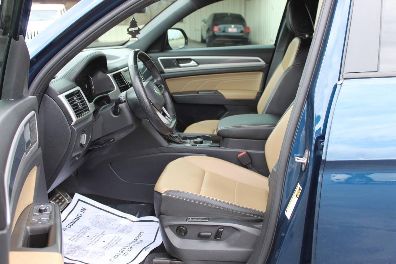 2022 Blue Volkswagen Atlas Cross Sport SEL R-Line 4MOTION (1V2AE2CA9NC) with an 3.6L V6 276hp 266ft. lbs. 3.6L V6 engine, Automatic 8-Speed transmission, located at 4301 NW 39th , Oklahoma City, OK, 73112, (405) 949-5600, 35.512135, -97.598671 - NO DRIVERS LICENCE -NO FULL COVERAGE INSURANCE - NO CREDIT CHECK. COME ON OVER TO SUPERSPORTS, TAKE A LOOK AND TEST DRIVE. PLEASE GIVE US A CALL AT (405) 949-5600. NO LICENCIA DE CONDUCIR - NO SEGURO DE COBERTURA TOTAL - NO VERIFICACION DE CREDITO. VISITENOS EN SUPERSPORTS, MIRE NUESTRO - Photo#17