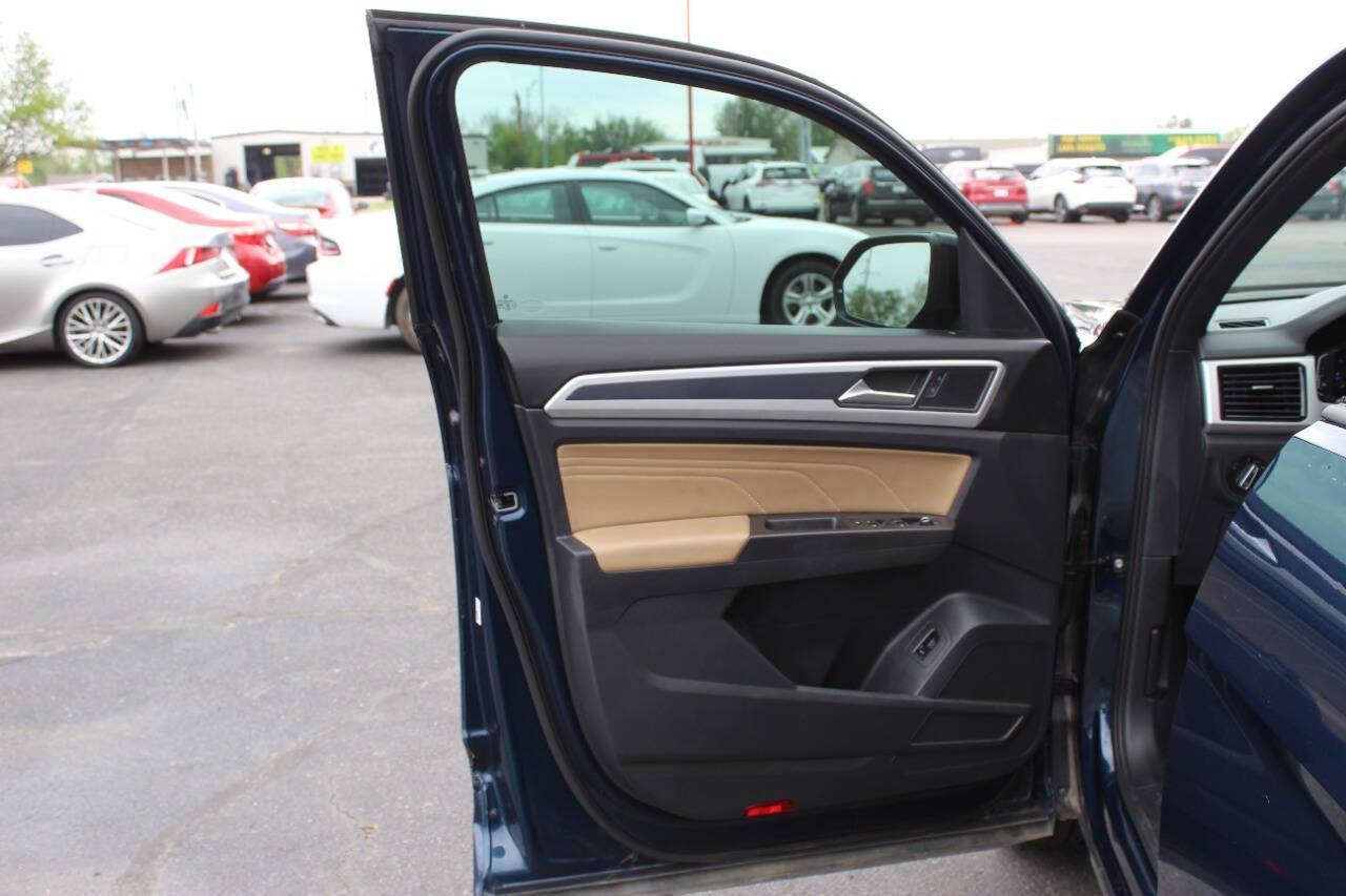 2022 Blue Volkswagen Atlas Cross Sport SEL R-Line 4MOTION (1V2AE2CA9NC) with an 3.6L V6 276hp 266ft. lbs. 3.6L V6 engine, Automatic 8-Speed transmission, located at 4301 NW 39th , Oklahoma City, OK, 73112, (405) 949-5600, 35.512135, -97.598671 - NO DRIVERS LICENCE -NO FULL COVERAGE INSURANCE - NO CREDIT CHECK. COME ON OVER TO SUPERSPORTS, TAKE A LOOK AND TEST DRIVE. PLEASE GIVE US A CALL AT (405) 949-5600. NO LICENCIA DE CONDUCIR - NO SEGURO DE COBERTURA TOTAL - NO VERIFICACION DE CREDITO. VISITENOS EN SUPERSPORTS, MIRE NUESTRO - Photo#18