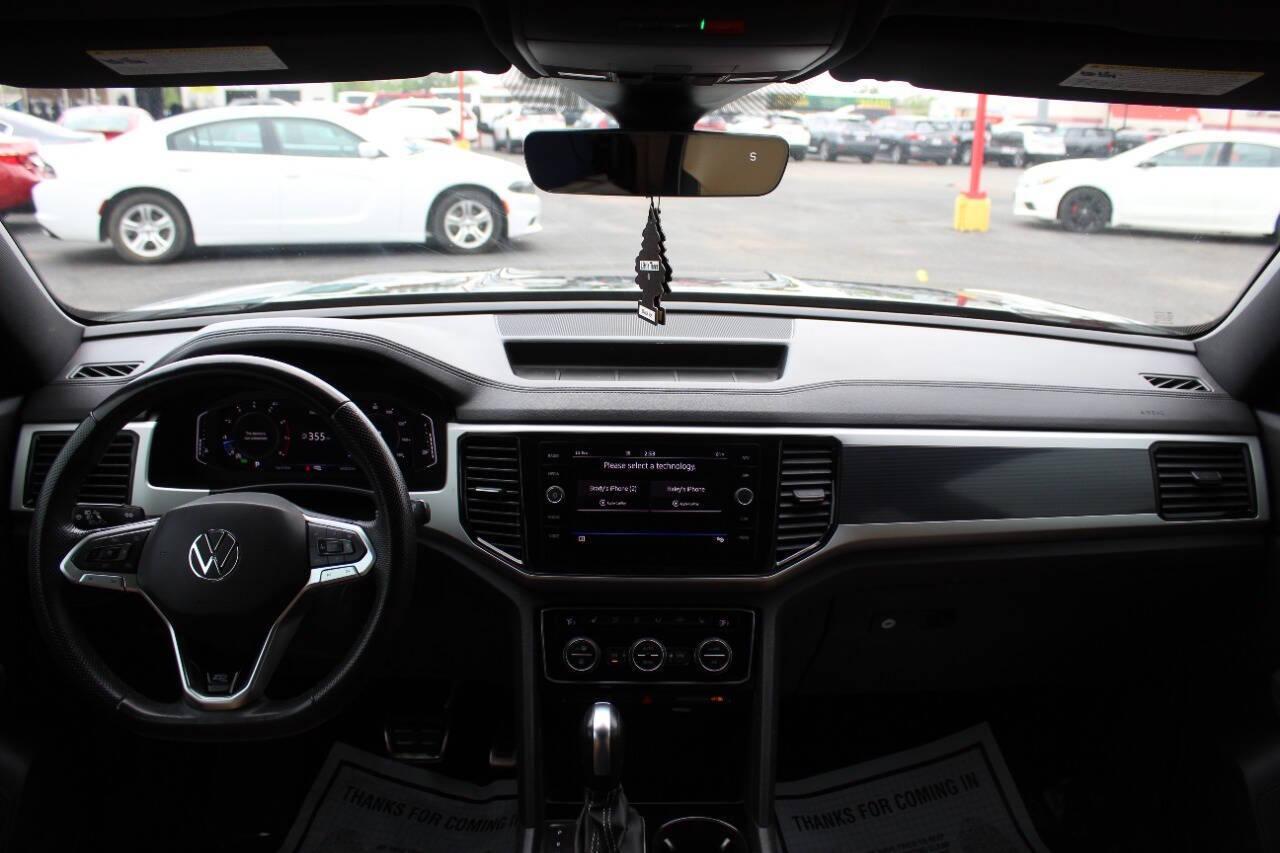 2022 Blue Volkswagen Atlas Cross Sport SEL R-Line 4MOTION (1V2AE2CA9NC) with an 3.6L V6 276hp 266ft. lbs. 3.6L V6 engine, Automatic 8-Speed transmission, located at 4301 NW 39th , Oklahoma City, OK, 73112, (405) 949-5600, 35.512135, -97.598671 - NO DRIVERS LICENCE -NO FULL COVERAGE INSURANCE - NO CREDIT CHECK. COME ON OVER TO SUPERSPORTS, TAKE A LOOK AND TEST DRIVE. PLEASE GIVE US A CALL AT (405) 949-5600. NO LICENCIA DE CONDUCIR - NO SEGURO DE COBERTURA TOTAL - NO VERIFICACION DE CREDITO. VISITENOS EN SUPERSPORTS, MIRE NUESTRO - Photo#19