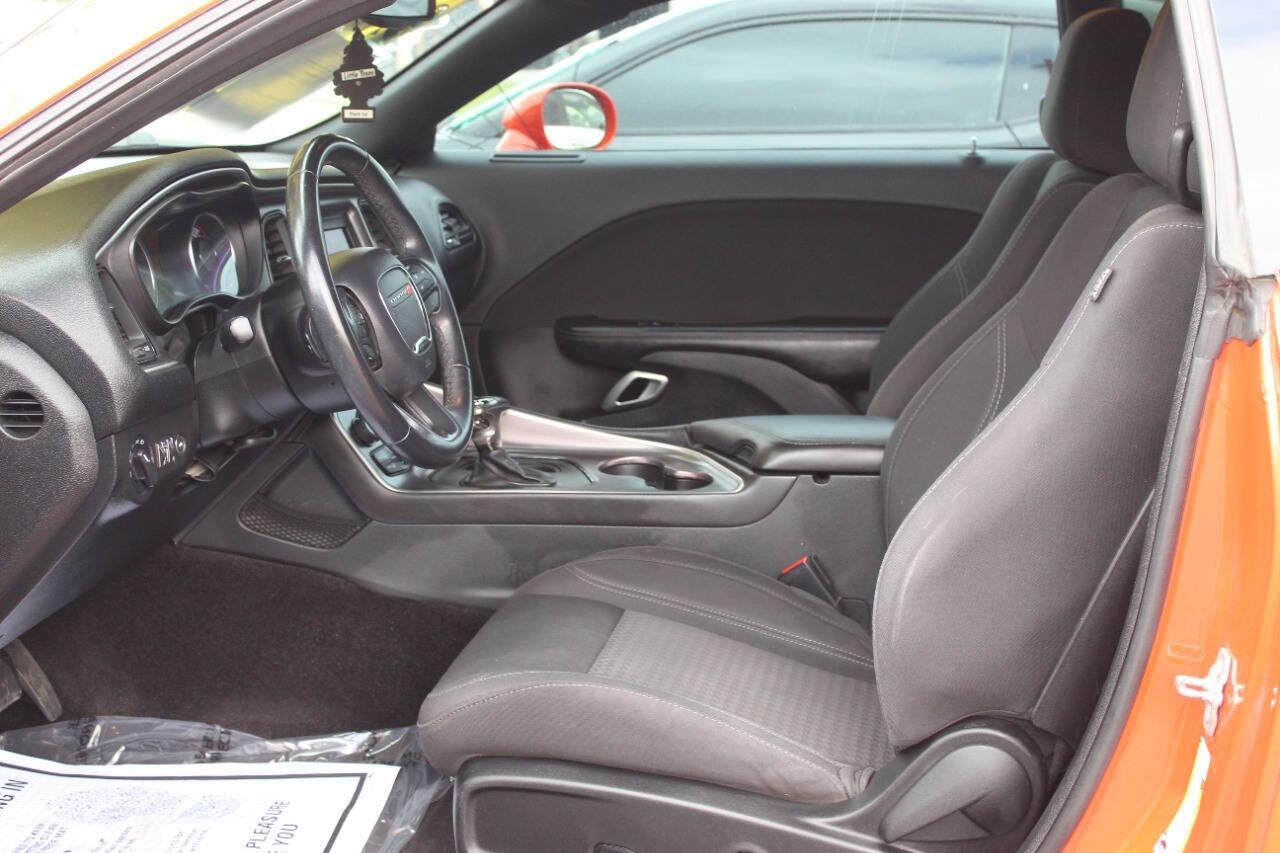 2019 Orange Dodge Challenger SXT (2C3CDZAG8KH) with an Pentastar 3.6L V6 305hp 268ft. lbs. 3.6L V6 engine, Automatic 8-Speed transmission, located at 4301 NW 39th , Oklahoma City, OK, 73112, (405) 949-5600, 35.512135, -97.598671 - NO DRIVERS LICENCE -NO FULL COVERAGE INSURANCE - NO CREDIT CHECK. COME ON OVER TO SUPERSPORTS, TAKE A LOOK AND TEST DRIVE. PLEASE GIVE US A CALL AT (405) 949-5600. NO LICENCIA DE CONDUCIR - NO SEGURO DE COBERTURA TOTAL - NO VERIFICACION DE CREDITO. VISITENOS EN SUPERSPORTS, MIRE NUESTRO - Photo#12