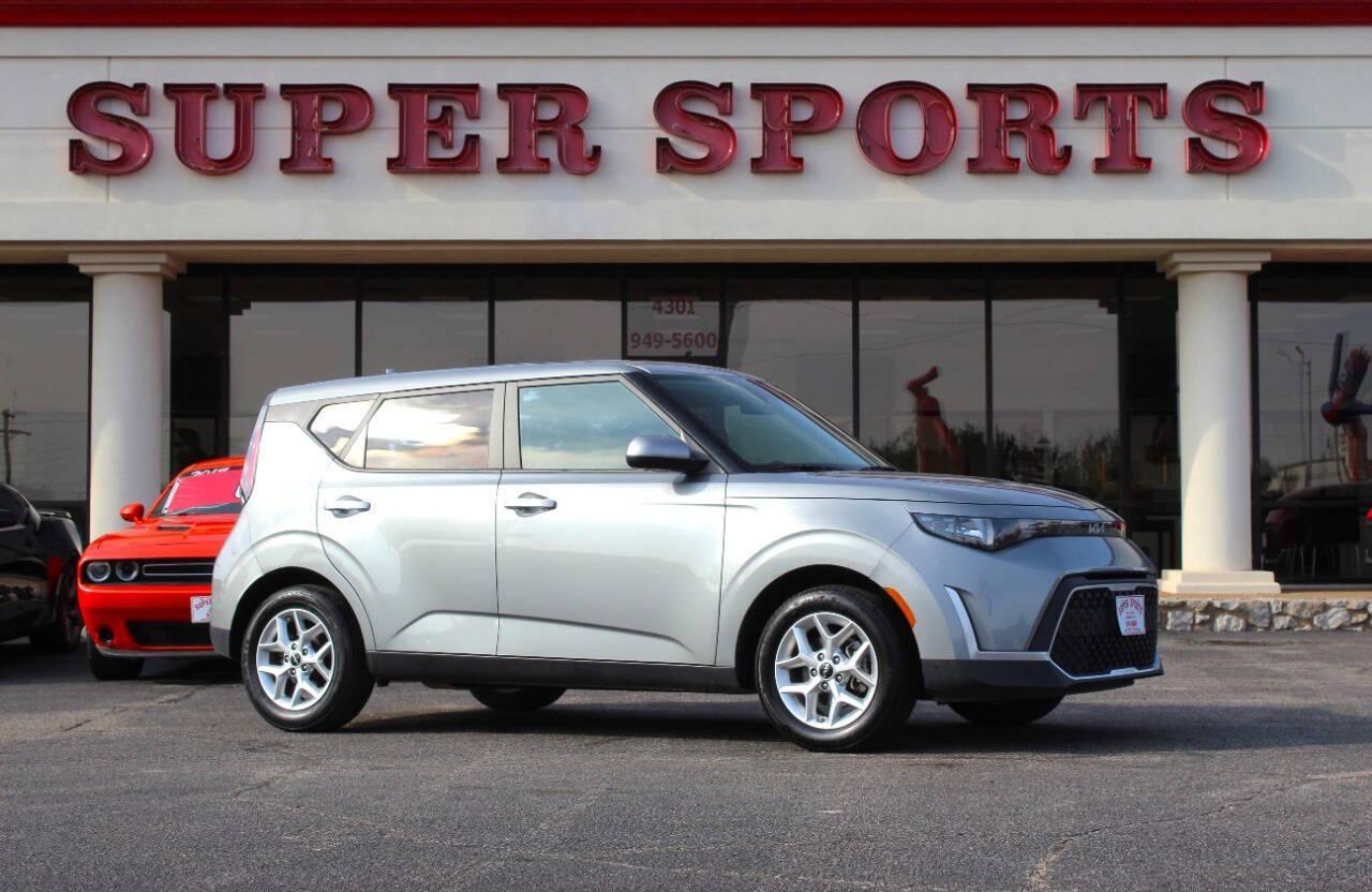 2025 Silver Kia Soul LX CVT (KNDJ23AU8S7) with an 2.0L I4 147hp 132ft. lbs. 2.0L I4 engine, CVT transmission, located at 4301 NW 39th , Oklahoma City, OK, 73112, (405) 949-5600, 35.512135, -97.598671 - NO DRIVERS LICENCE -NO FULL COVERAGE INSURANCE - NO CREDIT CHECK. COME ON OVER TO SUPERSPORTS, TAKE A LOOK AND TEST DRIVE. PLEASE GIVE US A CALL AT (405) 949-5600. NO LICENCIA DE CONDUCIR - NO SEGURO DE COBERTURA TOTAL - NO VERIFICACION DE CREDITO. VISITENOS EN SUPERSPORTS, MIRE NUESTRO - Photo#0