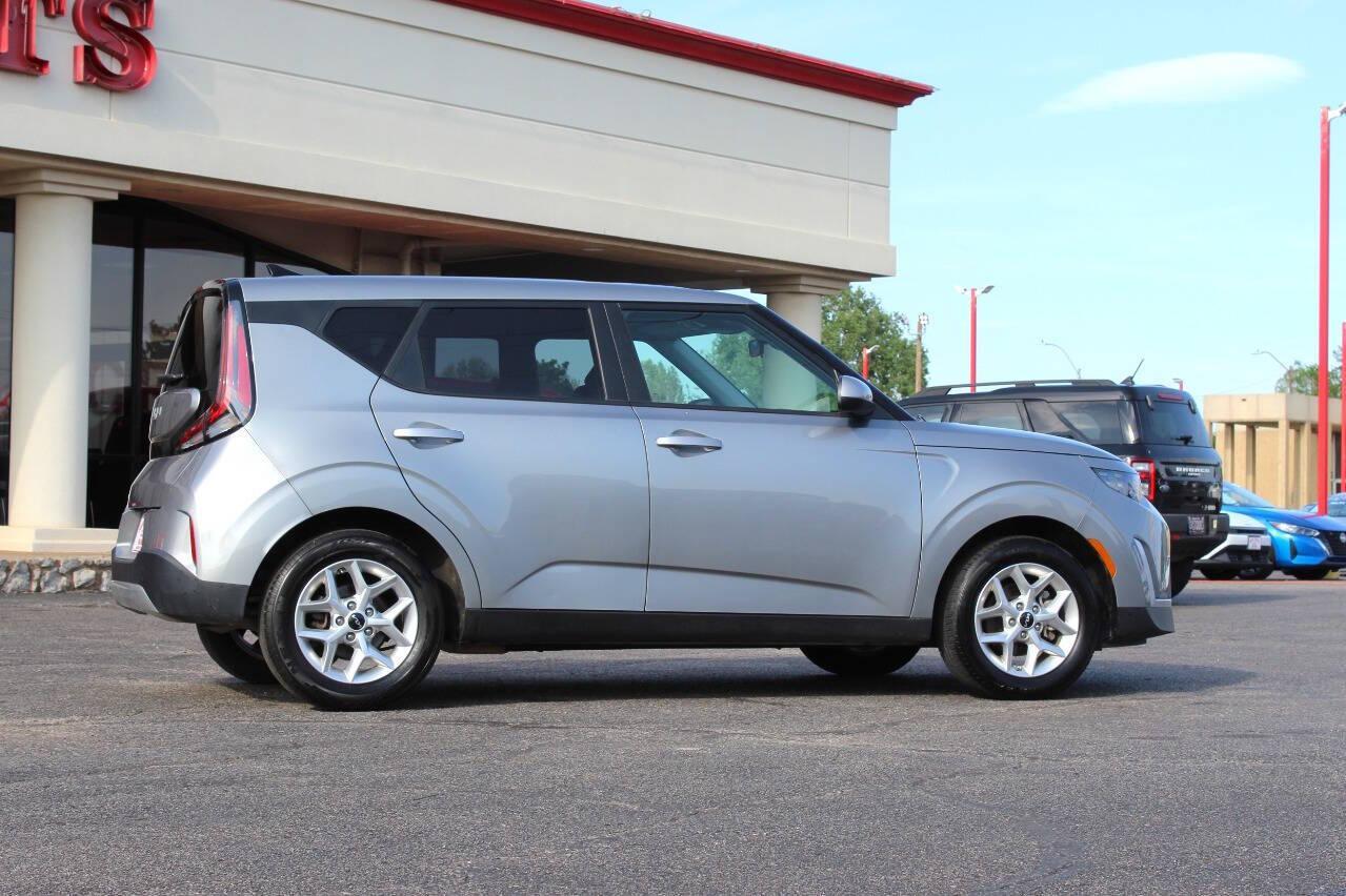2025 Silver Kia Soul LX CVT (KNDJ23AU8S7) with an 2.0L I4 147hp 132ft. lbs. 2.0L I4 engine, CVT transmission, located at 4301 NW 39th , Oklahoma City, OK, 73112, (405) 949-5600, 35.512135, -97.598671 - NO DRIVERS LICENCE -NO FULL COVERAGE INSURANCE - NO CREDIT CHECK. COME ON OVER TO SUPERSPORTS, TAKE A LOOK AND TEST DRIVE. PLEASE GIVE US A CALL AT (405) 949-5600. NO LICENCIA DE CONDUCIR - NO SEGURO DE COBERTURA TOTAL - NO VERIFICACION DE CREDITO. VISITENOS EN SUPERSPORTS, MIRE NUESTRO - Photo#2