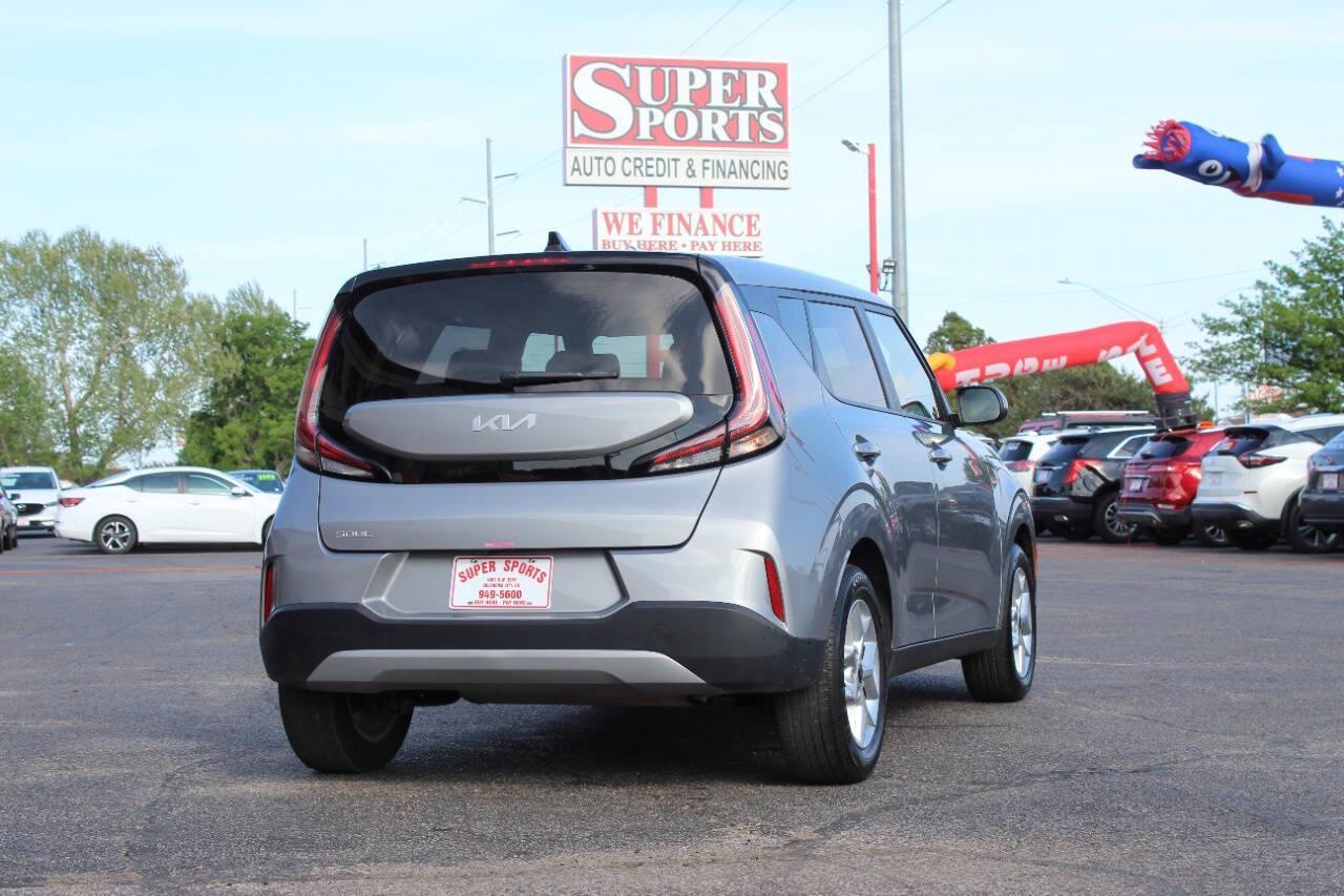 2025 Silver Kia Soul LX CVT (KNDJ23AU8S7) with an 2.0L I4 147hp 132ft. lbs. 2.0L I4 engine, CVT transmission, located at 4301 NW 39th , Oklahoma City, OK, 73112, (405) 949-5600, 35.512135, -97.598671 - NO DRIVERS LICENCE -NO FULL COVERAGE INSURANCE - NO CREDIT CHECK. COME ON OVER TO SUPERSPORTS, TAKE A LOOK AND TEST DRIVE. PLEASE GIVE US A CALL AT (405) 949-5600. NO LICENCIA DE CONDUCIR - NO SEGURO DE COBERTURA TOTAL - NO VERIFICACION DE CREDITO. VISITENOS EN SUPERSPORTS, MIRE NUESTRO - Photo#3