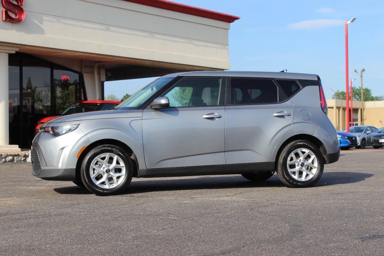 2025 Silver Kia Soul LX CVT (KNDJ23AU8S7) with an 2.0L I4 147hp 132ft. lbs. 2.0L I4 engine, CVT transmission, located at 4301 NW 39th , Oklahoma City, OK, 73112, (405) 949-5600, 35.512135, -97.598671 - NO DRIVERS LICENCE -NO FULL COVERAGE INSURANCE - NO CREDIT CHECK. COME ON OVER TO SUPERSPORTS, TAKE A LOOK AND TEST DRIVE. PLEASE GIVE US A CALL AT (405) 949-5600. NO LICENCIA DE CONDUCIR - NO SEGURO DE COBERTURA TOTAL - NO VERIFICACION DE CREDITO. VISITENOS EN SUPERSPORTS, MIRE NUESTRO - Photo#5