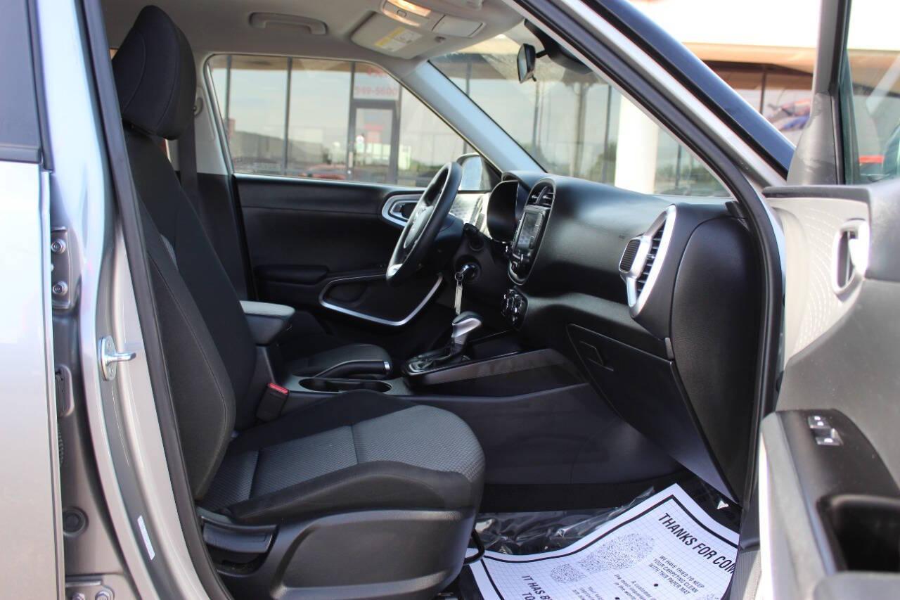 2025 Silver Kia Soul LX CVT (KNDJ23AU8S7) with an 2.0L I4 147hp 132ft. lbs. 2.0L I4 engine, CVT transmission, located at 4301 NW 39th , Oklahoma City, OK, 73112, (405) 949-5600, 35.512135, -97.598671 - NO DRIVERS LICENCE -NO FULL COVERAGE INSURANCE - NO CREDIT CHECK. COME ON OVER TO SUPERSPORTS, TAKE A LOOK AND TEST DRIVE. PLEASE GIVE US A CALL AT (405) 949-5600. NO LICENCIA DE CONDUCIR - NO SEGURO DE COBERTURA TOTAL - NO VERIFICACION DE CREDITO. VISITENOS EN SUPERSPORTS, MIRE NUESTRO - Photo#8