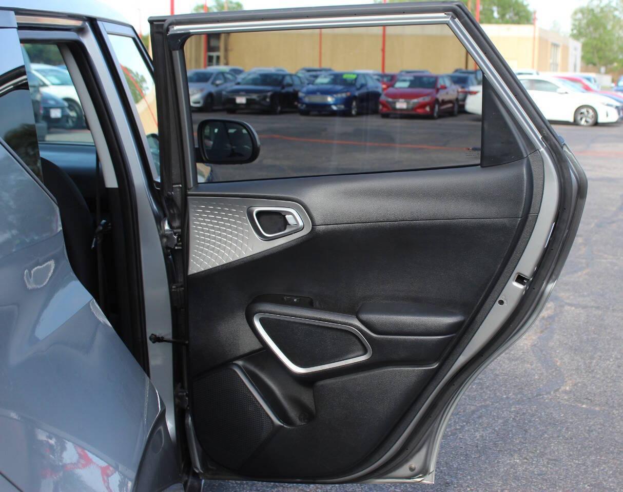 2025 Silver Kia Soul LX CVT (KNDJ23AU8S7) with an 2.0L I4 147hp 132ft. lbs. 2.0L I4 engine, CVT transmission, located at 4301 NW 39th , Oklahoma City, OK, 73112, (405) 949-5600, 35.512135, -97.598671 - NO DRIVERS LICENCE -NO FULL COVERAGE INSURANCE - NO CREDIT CHECK. COME ON OVER TO SUPERSPORTS, TAKE A LOOK AND TEST DRIVE. PLEASE GIVE US A CALL AT (405) 949-5600. NO LICENCIA DE CONDUCIR - NO SEGURO DE COBERTURA TOTAL - NO VERIFICACION DE CREDITO. VISITENOS EN SUPERSPORTS, MIRE NUESTRO - Photo#11