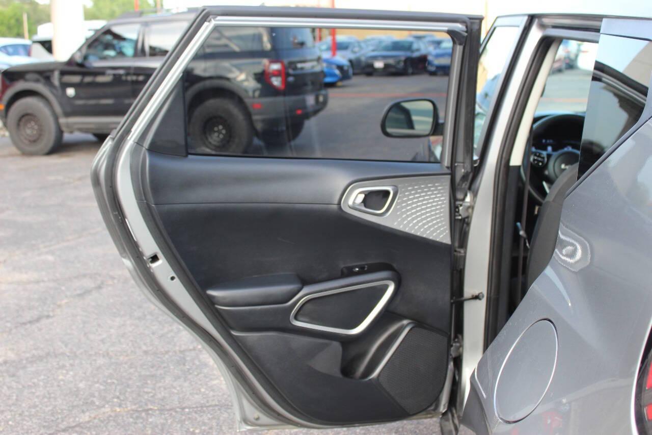 2025 Silver Kia Soul LX CVT (KNDJ23AU8S7) with an 2.0L I4 147hp 132ft. lbs. 2.0L I4 engine, CVT transmission, located at 4301 NW 39th , Oklahoma City, OK, 73112, (405) 949-5600, 35.512135, -97.598671 - NO DRIVERS LICENCE -NO FULL COVERAGE INSURANCE - NO CREDIT CHECK. COME ON OVER TO SUPERSPORTS, TAKE A LOOK AND TEST DRIVE. PLEASE GIVE US A CALL AT (405) 949-5600. NO LICENCIA DE CONDUCIR - NO SEGURO DE COBERTURA TOTAL - NO VERIFICACION DE CREDITO. VISITENOS EN SUPERSPORTS, MIRE NUESTRO - Photo#15