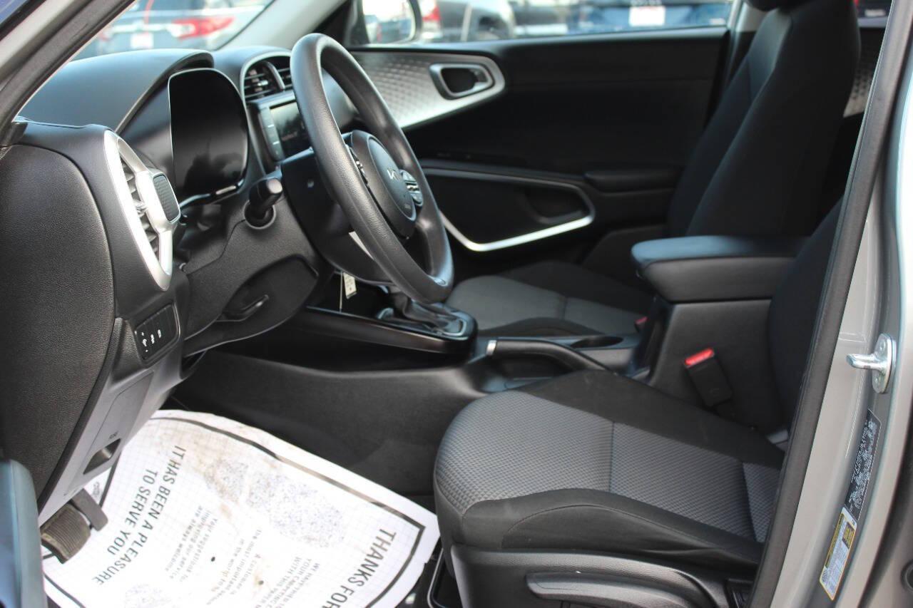 2025 Silver Kia Soul LX CVT (KNDJ23AU8S7) with an 2.0L I4 147hp 132ft. lbs. 2.0L I4 engine, CVT transmission, located at 4301 NW 39th , Oklahoma City, OK, 73112, (405) 949-5600, 35.512135, -97.598671 - NO DRIVERS LICENCE -NO FULL COVERAGE INSURANCE - NO CREDIT CHECK. COME ON OVER TO SUPERSPORTS, TAKE A LOOK AND TEST DRIVE. PLEASE GIVE US A CALL AT (405) 949-5600. NO LICENCIA DE CONDUCIR - NO SEGURO DE COBERTURA TOTAL - NO VERIFICACION DE CREDITO. VISITENOS EN SUPERSPORTS, MIRE NUESTRO - Photo#16