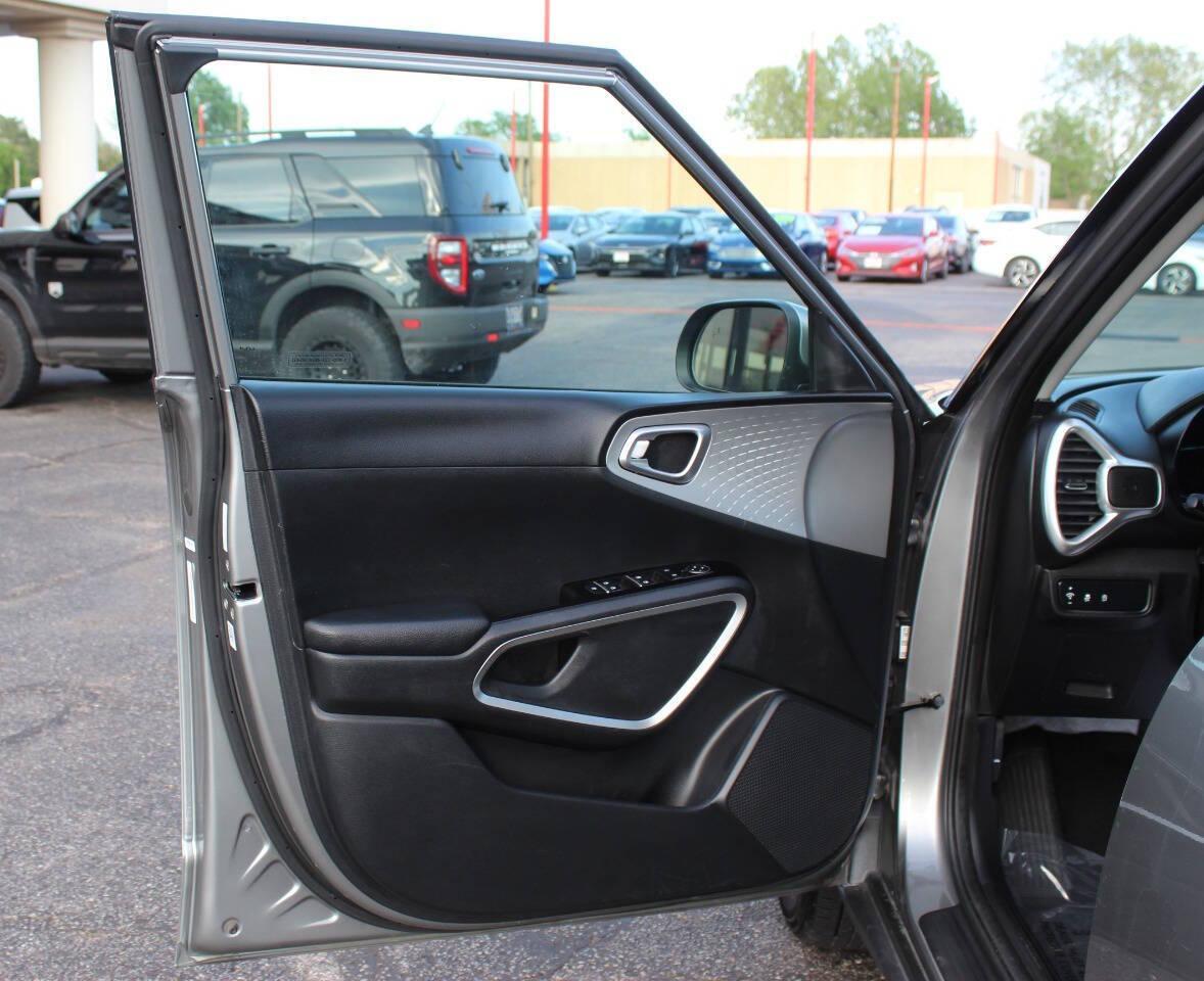 2025 Silver Kia Soul LX CVT (KNDJ23AU8S7) with an 2.0L I4 147hp 132ft. lbs. 2.0L I4 engine, CVT transmission, located at 4301 NW 39th , Oklahoma City, OK, 73112, (405) 949-5600, 35.512135, -97.598671 - NO DRIVERS LICENCE -NO FULL COVERAGE INSURANCE - NO CREDIT CHECK. COME ON OVER TO SUPERSPORTS, TAKE A LOOK AND TEST DRIVE. PLEASE GIVE US A CALL AT (405) 949-5600. NO LICENCIA DE CONDUCIR - NO SEGURO DE COBERTURA TOTAL - NO VERIFICACION DE CREDITO. VISITENOS EN SUPERSPORTS, MIRE NUESTRO - Photo#17