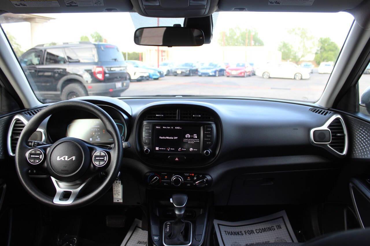 2025 Silver Kia Soul LX CVT (KNDJ23AU8S7) with an 2.0L I4 147hp 132ft. lbs. 2.0L I4 engine, CVT transmission, located at 4301 NW 39th , Oklahoma City, OK, 73112, (405) 949-5600, 35.512135, -97.598671 - NO DRIVERS LICENCE -NO FULL COVERAGE INSURANCE - NO CREDIT CHECK. COME ON OVER TO SUPERSPORTS, TAKE A LOOK AND TEST DRIVE. PLEASE GIVE US A CALL AT (405) 949-5600. NO LICENCIA DE CONDUCIR - NO SEGURO DE COBERTURA TOTAL - NO VERIFICACION DE CREDITO. VISITENOS EN SUPERSPORTS, MIRE NUESTRO - Photo#18