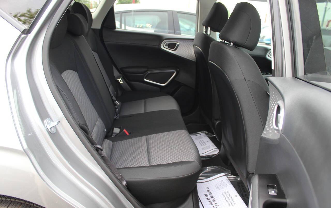2025 Silver Kia Soul LX CVT (KNDJ23AU8S7) with an 2.0L I4 147hp 132ft. lbs. 2.0L I4 engine, CVT transmission, located at 4301 NW 39th , Oklahoma City, OK, 73112, (405) 949-5600, 35.512135, -97.598671 - NO DRIVERS LICENCE -NO FULL COVERAGE INSURANCE - NO CREDIT CHECK. COME ON OVER TO SUPERSPORTS, TAKE A LOOK AND TEST DRIVE. PLEASE GIVE US A CALL AT (405) 949-5600. NO LICENCIA DE CONDUCIR - NO SEGURO DE COBERTURA TOTAL - NO VERIFICACION DE CREDITO. VISITENOS EN SUPERSPORTS, MIRE NUESTRO - Photo#10