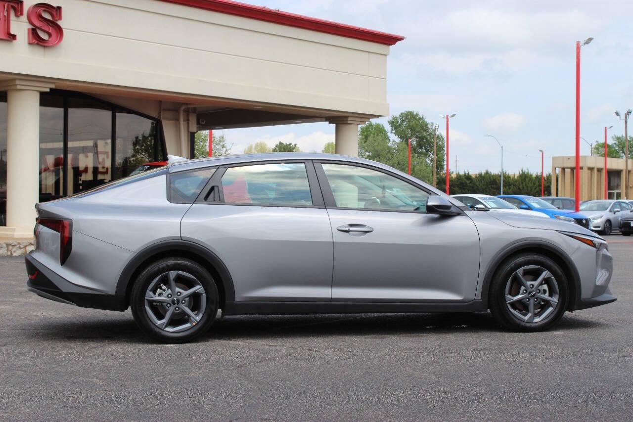 2025 Gray Kia K4 LX (3KPFT4DE0SE) with an 2.0L I4 147hp 132ft. lbs. SULEV 2.0L I4 engine, CVT transmission, located at 4301 NW 39th , Oklahoma City, OK, 73112, (405) 949-5600, 35.512135, -97.598671 - NO DRIVERS LICENCE -NO FULL COVERAGE INSURANCE - NO CREDIT CHECK. COME ON OVER TO SUPERSPORTS, TAKE A LOOK AND TEST DRIVE. PLEASE GIVE US A CALL AT (405) 949-5600. NO LICENCIA DE CONDUCIR - NO SEGURO DE COBERTURA TOTAL - NO VERIFICACION DE CREDITO. VISITENOS EN SUPERSPORTS, MIRE NUESTRO - Photo#2