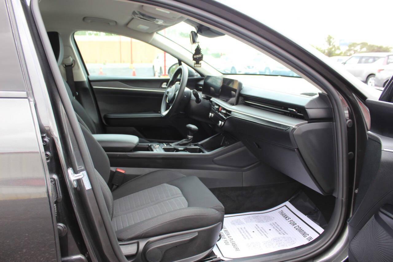 2025 Gray Kia K5 LXS (KNAG24J78S5) with an 2.5L I4 191hp 181ft. lbs. 2.5L I4 engine, Automatic 8-Speed transmission, located at 4301 NW 39th , Oklahoma City, OK, 73112, (405) 949-5600, 35.512135, -97.598671 - NO DRIVERS LICENCE -NO FULL COVERAGE INSURANCE - NO CREDIT CHECK. COME ON OVER TO SUPERSPORTS, TAKE A LOOK AND TEST DRIVE. PLEASE GIVE US A CALL AT (405) 949-5600. NO LICENCIA DE CONDUCIR - NO SEGURO DE COBERTURA TOTAL - NO VERIFICACION DE CREDITO. VISITENOS EN SUPERSPORTS, MIRE NUESTRO - Photo#7